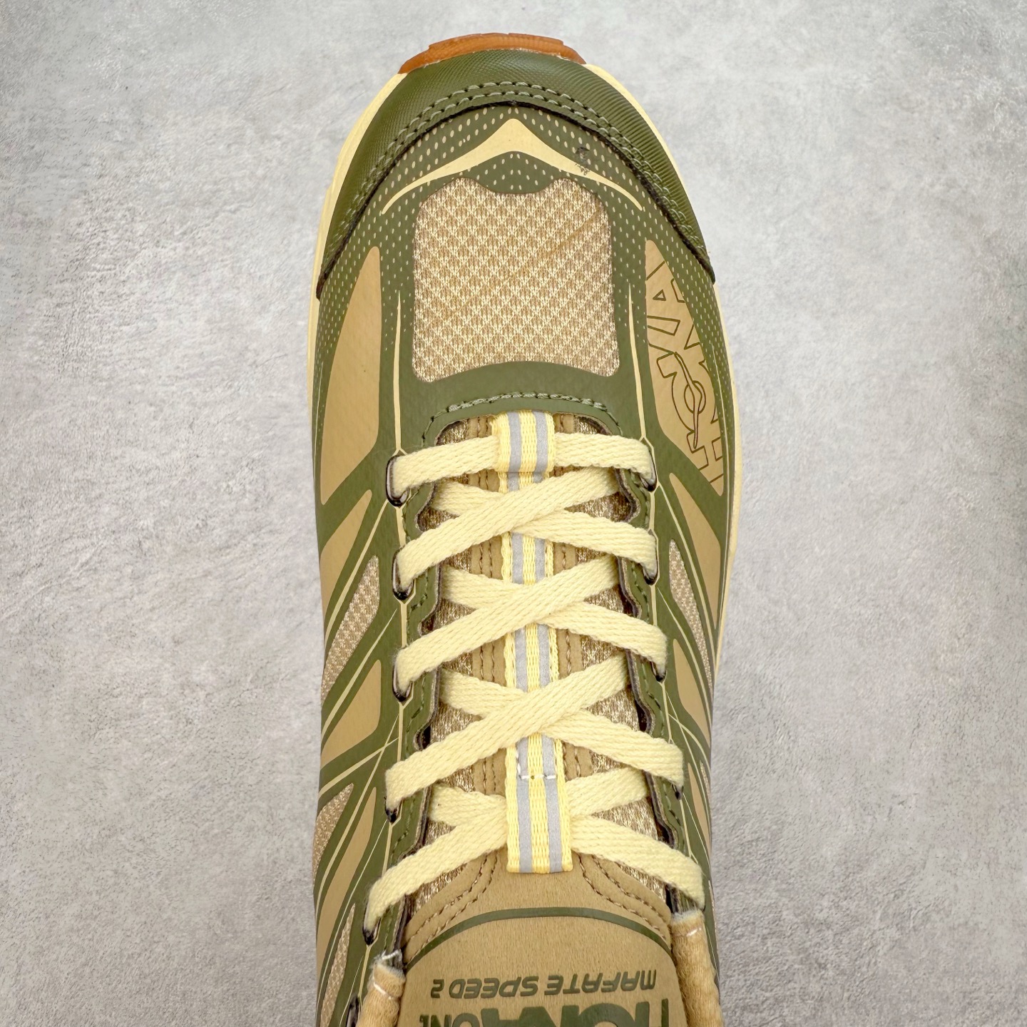 图片[4]-HOKA ONE ONE Mafate Speed 2 Low 玛法特2代系列低帮轻量户外越野休闲运动慢跑鞋 HOKA ONE ONE 最近推出了一个胶囊系列 Origin Story 这个系列里的 Mafate Speed 2 可以说让我日思夜想有一阵子了 最近终于拔草 让我来分享一下这双也是上脚赞到爆的越野跑鞋吧 以阿尔卑斯山脉作为主题将亮黄色与蓝色调覆盖在这经典轮廓之上 配色的呈现效果相当亮眼 以至于很多人买这个配色是用来日常搭配的 鞋面采用超轻的无缝架构 轻薄的TPU贴在透气的鞋面材料上 减轻重量同时也保证了支撑性 鞋底则采用滚动平衡技术 引导跑者回归自然步态 祖传的神奇EVA材质中底依旧是一如既往地表现优秀 能提供充足的缓震 作为HOKA家的越野跑鞋 VIBRAM 橡胶大底也是必不可少的 即便在复杂湿滑的地形 依旧能有良好的抓地力及稳定性 鞋带采用了弹性不易松脱的扁宽弹性鞋带 前掌与中掌部分也进行了加宽 也更加适合亚洲人的脚型 是一款十分全面且足够强悍的户外硬核越野鞋 而这双极其亮眼的越野跑鞋恰好又是在江山一百中参赛的UTMB冠军 Ludovic POMMERET 夺冠时穿着的战靴 这就让它变得更加有吸引力了 用来日常搭配的话短裤是基本不挑 长裤我个人推荐阔腿裤 工装裤以及各种长筒牛仔裤都可以 尺码：36 36.5 37.5 38 38.5 39 40 40.5 41 42 42.5 43 44 44.5 45-选品中心