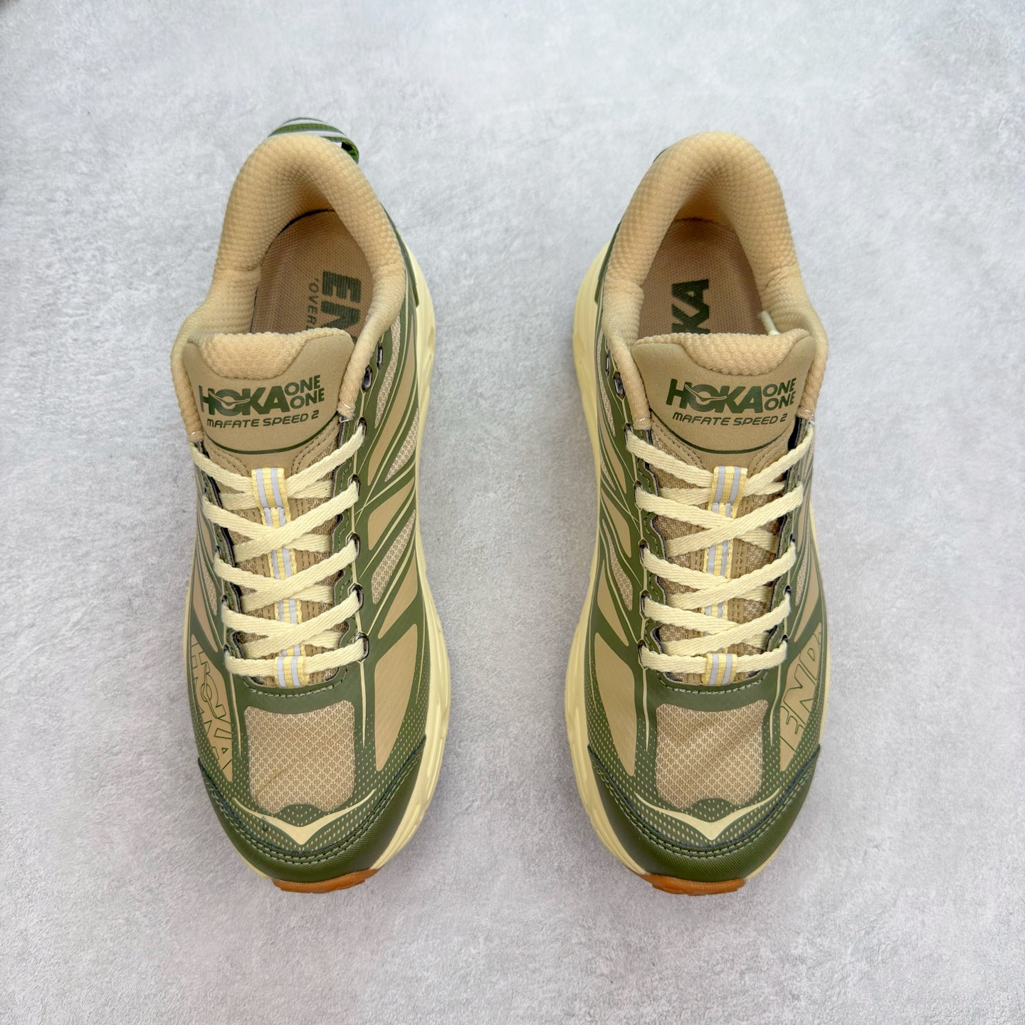 图片[2]-HOKA ONE ONE Mafate Speed 2 Low 玛法特2代系列低帮轻量户外越野休闲运动慢跑鞋 HOKA ONE ONE 最近推出了一个胶囊系列 Origin Story 这个系列里的 Mafate Speed 2 可以说让我日思夜想有一阵子了 最近终于拔草 让我来分享一下这双也是上脚赞到爆的越野跑鞋吧 以阿尔卑斯山脉作为主题将亮黄色与蓝色调覆盖在这经典轮廓之上 配色的呈现效果相当亮眼 以至于很多人买这个配色是用来日常搭配的 鞋面采用超轻的无缝架构 轻薄的TPU贴在透气的鞋面材料上 减轻重量同时也保证了支撑性 鞋底则采用滚动平衡技术 引导跑者回归自然步态 祖传的神奇EVA材质中底依旧是一如既往地表现优秀 能提供充足的缓震 作为HOKA家的越野跑鞋 VIBRAM 橡胶大底也是必不可少的 即便在复杂湿滑的地形 依旧能有良好的抓地力及稳定性 鞋带采用了弹性不易松脱的扁宽弹性鞋带 前掌与中掌部分也进行了加宽 也更加适合亚洲人的脚型 是一款十分全面且足够强悍的户外硬核越野鞋 而这双极其亮眼的越野跑鞋恰好又是在江山一百中参赛的UTMB冠军 Ludovic POMMERET 夺冠时穿着的战靴 这就让它变得更加有吸引力了 用来日常搭配的话短裤是基本不挑 长裤我个人推荐阔腿裤 工装裤以及各种长筒牛仔裤都可以 尺码：36 36.5 37.5 38 38.5 39 40 40.5 41 42 42.5 43 44 44.5 45-选品中心