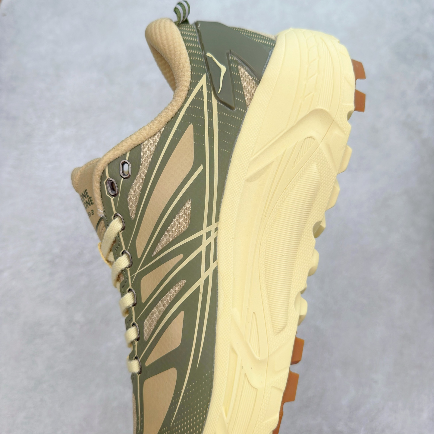 图片[7]-HOKA ONE ONE Mafate Speed 2 Low 玛法特2代系列低帮轻量户外越野休闲运动慢跑鞋 HOKA ONE ONE 最近推出了一个胶囊系列 Origin Story 这个系列里的 Mafate Speed 2 可以说让我日思夜想有一阵子了 最近终于拔草 让我来分享一下这双也是上脚赞到爆的越野跑鞋吧 以阿尔卑斯山脉作为主题将亮黄色与蓝色调覆盖在这经典轮廓之上 配色的呈现效果相当亮眼 以至于很多人买这个配色是用来日常搭配的 鞋面采用超轻的无缝架构 轻薄的TPU贴在透气的鞋面材料上 减轻重量同时也保证了支撑性 鞋底则采用滚动平衡技术 引导跑者回归自然步态 祖传的神奇EVA材质中底依旧是一如既往地表现优秀 能提供充足的缓震 作为HOKA家的越野跑鞋 VIBRAM 橡胶大底也是必不可少的 即便在复杂湿滑的地形 依旧能有良好的抓地力及稳定性 鞋带采用了弹性不易松脱的扁宽弹性鞋带 前掌与中掌部分也进行了加宽 也更加适合亚洲人的脚型 是一款十分全面且足够强悍的户外硬核越野鞋 而这双极其亮眼的越野跑鞋恰好又是在江山一百中参赛的UTMB冠军 Ludovic POMMERET 夺冠时穿着的战靴 这就让它变得更加有吸引力了 用来日常搭配的话短裤是基本不挑 长裤我个人推荐阔腿裤 工装裤以及各种长筒牛仔裤都可以 尺码：36 36.5 37.5 38 38.5 39 40 40.5 41 42 42.5 43 44 44.5 45-选品中心