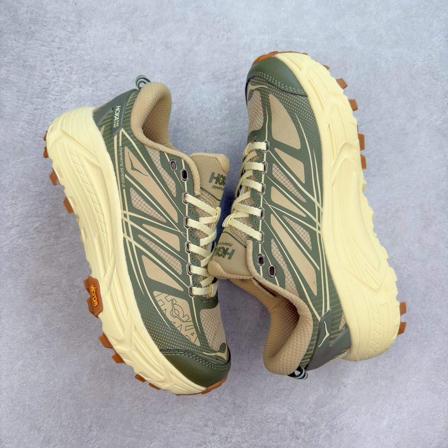 图片[3]-HOKA ONE ONE Mafate Speed 2 Low 玛法特2代系列低帮轻量户外越野休闲运动慢跑鞋 HOKA ONE ONE 最近推出了一个胶囊系列 Origin Story 这个系列里的 Mafate Speed 2 可以说让我日思夜想有一阵子了 最近终于拔草 让我来分享一下这双也是上脚赞到爆的越野跑鞋吧 以阿尔卑斯山脉作为主题将亮黄色与蓝色调覆盖在这经典轮廓之上 配色的呈现效果相当亮眼 以至于很多人买这个配色是用来日常搭配的 鞋面采用超轻的无缝架构 轻薄的TPU贴在透气的鞋面材料上 减轻重量同时也保证了支撑性 鞋底则采用滚动平衡技术 引导跑者回归自然步态 祖传的神奇EVA材质中底依旧是一如既往地表现优秀 能提供充足的缓震 作为HOKA家的越野跑鞋 VIBRAM 橡胶大底也是必不可少的 即便在复杂湿滑的地形 依旧能有良好的抓地力及稳定性 鞋带采用了弹性不易松脱的扁宽弹性鞋带 前掌与中掌部分也进行了加宽 也更加适合亚洲人的脚型 是一款十分全面且足够强悍的户外硬核越野鞋 而这双极其亮眼的越野跑鞋恰好又是在江山一百中参赛的UTMB冠军 Ludovic POMMERET 夺冠时穿着的战靴 这就让它变得更加有吸引力了 用来日常搭配的话短裤是基本不挑 长裤我个人推荐阔腿裤 工装裤以及各种长筒牛仔裤都可以 尺码：36 36.5 37.5 38 38.5 39 40 40.5 41 42 42.5 43 44 44.5 45-选品中心