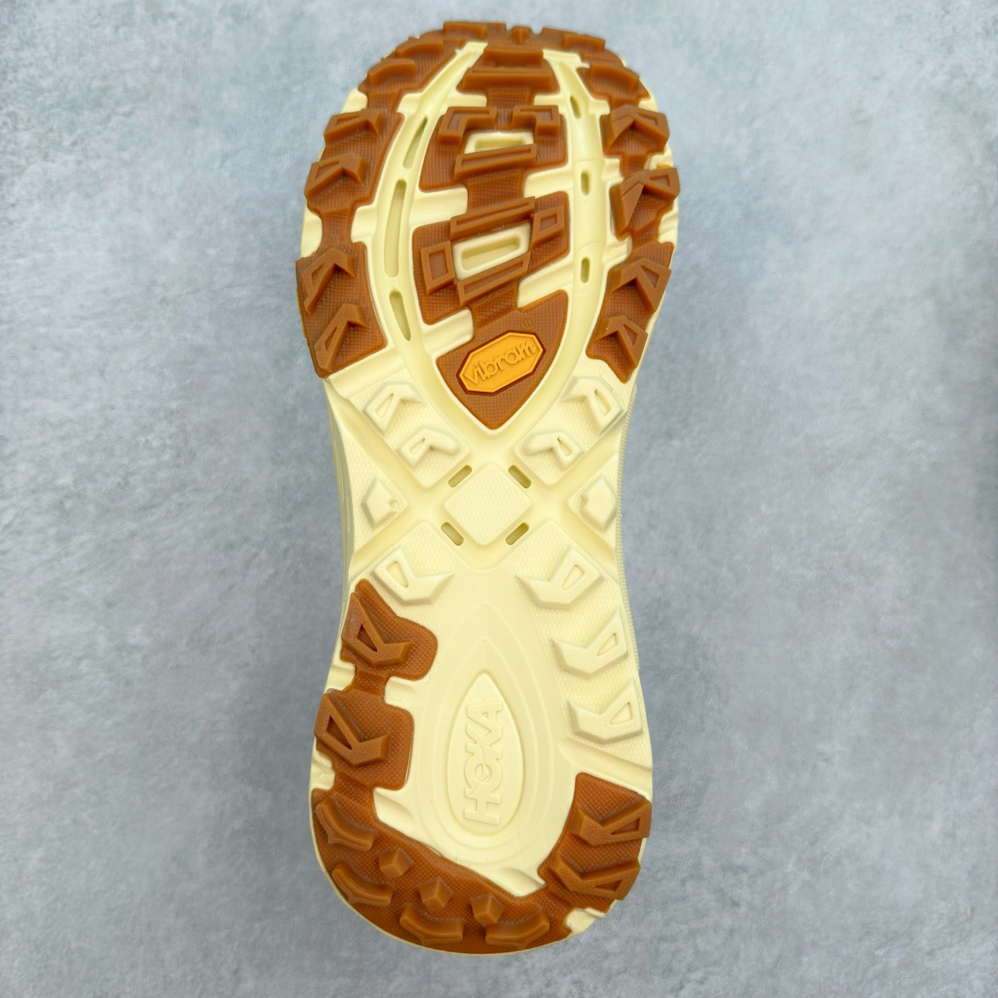 图片[9]-HOKA ONE ONE Mafate Speed 2 Low 玛法特2代系列低帮轻量户外越野休闲运动慢跑鞋 HOKA ONE ONE 最近推出了一个胶囊系列 Origin Story 这个系列里的 Mafate Speed 2 可以说让我日思夜想有一阵子了 最近终于拔草 让我来分享一下这双也是上脚赞到爆的越野跑鞋吧 以阿尔卑斯山脉作为主题将亮黄色与蓝色调覆盖在这经典轮廓之上 配色的呈现效果相当亮眼 以至于很多人买这个配色是用来日常搭配的 鞋面采用超轻的无缝架构 轻薄的TPU贴在透气的鞋面材料上 减轻重量同时也保证了支撑性 鞋底则采用滚动平衡技术 引导跑者回归自然步态 祖传的神奇EVA材质中底依旧是一如既往地表现优秀 能提供充足的缓震 作为HOKA家的越野跑鞋 VIBRAM 橡胶大底也是必不可少的 即便在复杂湿滑的地形 依旧能有良好的抓地力及稳定性 鞋带采用了弹性不易松脱的扁宽弹性鞋带 前掌与中掌部分也进行了加宽 也更加适合亚洲人的脚型 是一款十分全面且足够强悍的户外硬核越野鞋 而这双极其亮眼的越野跑鞋恰好又是在江山一百中参赛的UTMB冠军 Ludovic POMMERET 夺冠时穿着的战靴 这就让它变得更加有吸引力了 用来日常搭配的话短裤是基本不挑 长裤我个人推荐阔腿裤 工装裤以及各种长筒牛仔裤都可以 尺码：36 36.5 37.5 38 38.5 39 40 40.5 41 42 42.5 43 44 44.5 45-选品中心