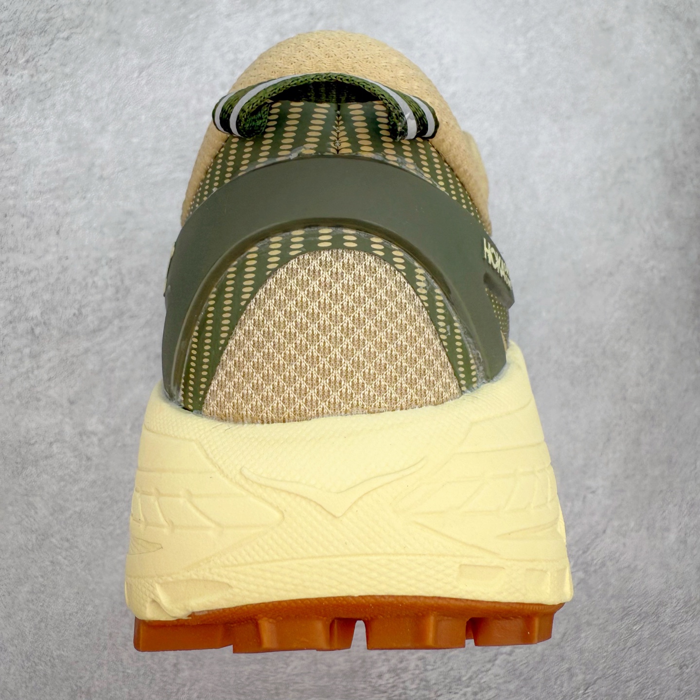 图片[8]-HOKA ONE ONE Mafate Speed 2 Low 玛法特2代系列低帮轻量户外越野休闲运动慢跑鞋 HOKA ONE ONE 最近推出了一个胶囊系列 Origin Story 这个系列里的 Mafate Speed 2 可以说让我日思夜想有一阵子了 最近终于拔草 让我来分享一下这双也是上脚赞到爆的越野跑鞋吧 以阿尔卑斯山脉作为主题将亮黄色与蓝色调覆盖在这经典轮廓之上 配色的呈现效果相当亮眼 以至于很多人买这个配色是用来日常搭配的 鞋面采用超轻的无缝架构 轻薄的TPU贴在透气的鞋面材料上 减轻重量同时也保证了支撑性 鞋底则采用滚动平衡技术 引导跑者回归自然步态 祖传的神奇EVA材质中底依旧是一如既往地表现优秀 能提供充足的缓震 作为HOKA家的越野跑鞋 VIBRAM 橡胶大底也是必不可少的 即便在复杂湿滑的地形 依旧能有良好的抓地力及稳定性 鞋带采用了弹性不易松脱的扁宽弹性鞋带 前掌与中掌部分也进行了加宽 也更加适合亚洲人的脚型 是一款十分全面且足够强悍的户外硬核越野鞋 而这双极其亮眼的越野跑鞋恰好又是在江山一百中参赛的UTMB冠军 Ludovic POMMERET 夺冠时穿着的战靴 这就让它变得更加有吸引力了 用来日常搭配的话短裤是基本不挑 长裤我个人推荐阔腿裤 工装裤以及各种长筒牛仔裤都可以 尺码：36 36.5 37.5 38 38.5 39 40 40.5 41 42 42.5 43 44 44.5 45-选品中心