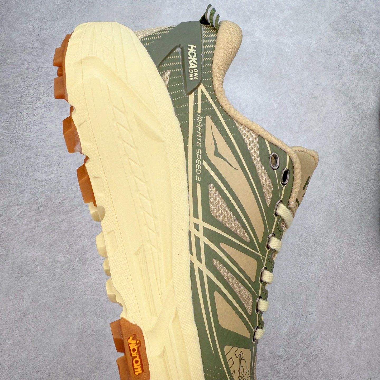 图片[6]-HOKA ONE ONE Mafate Speed 2 Low 玛法特2代系列低帮轻量户外越野休闲运动慢跑鞋 HOKA ONE ONE 最近推出了一个胶囊系列 Origin Story 这个系列里的 Mafate Speed 2 可以说让我日思夜想有一阵子了 最近终于拔草 让我来分享一下这双也是上脚赞到爆的越野跑鞋吧 以阿尔卑斯山脉作为主题将亮黄色与蓝色调覆盖在这经典轮廓之上 配色的呈现效果相当亮眼 以至于很多人买这个配色是用来日常搭配的 鞋面采用超轻的无缝架构 轻薄的TPU贴在透气的鞋面材料上 减轻重量同时也保证了支撑性 鞋底则采用滚动平衡技术 引导跑者回归自然步态 祖传的神奇EVA材质中底依旧是一如既往地表现优秀 能提供充足的缓震 作为HOKA家的越野跑鞋 VIBRAM 橡胶大底也是必不可少的 即便在复杂湿滑的地形 依旧能有良好的抓地力及稳定性 鞋带采用了弹性不易松脱的扁宽弹性鞋带 前掌与中掌部分也进行了加宽 也更加适合亚洲人的脚型 是一款十分全面且足够强悍的户外硬核越野鞋 而这双极其亮眼的越野跑鞋恰好又是在江山一百中参赛的UTMB冠军 Ludovic POMMERET 夺冠时穿着的战靴 这就让它变得更加有吸引力了 用来日常搭配的话短裤是基本不挑 长裤我个人推荐阔腿裤 工装裤以及各种长筒牛仔裤都可以 尺码：36 36.5 37.5 38 38.5 39 40 40.5 41 42 42.5 43 44 44.5 45-选品中心