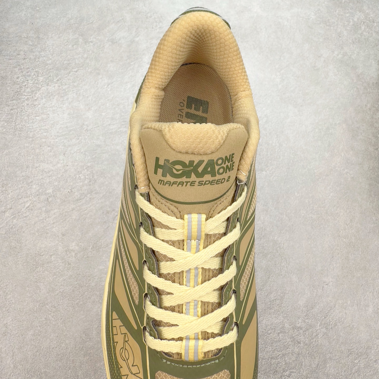 图片[5]-HOKA ONE ONE Mafate Speed 2 Low 玛法特2代系列低帮轻量户外越野休闲运动慢跑鞋 HOKA ONE ONE 最近推出了一个胶囊系列 Origin Story 这个系列里的 Mafate Speed 2 可以说让我日思夜想有一阵子了 最近终于拔草 让我来分享一下这双也是上脚赞到爆的越野跑鞋吧 以阿尔卑斯山脉作为主题将亮黄色与蓝色调覆盖在这经典轮廓之上 配色的呈现效果相当亮眼 以至于很多人买这个配色是用来日常搭配的 鞋面采用超轻的无缝架构 轻薄的TPU贴在透气的鞋面材料上 减轻重量同时也保证了支撑性 鞋底则采用滚动平衡技术 引导跑者回归自然步态 祖传的神奇EVA材质中底依旧是一如既往地表现优秀 能提供充足的缓震 作为HOKA家的越野跑鞋 VIBRAM 橡胶大底也是必不可少的 即便在复杂湿滑的地形 依旧能有良好的抓地力及稳定性 鞋带采用了弹性不易松脱的扁宽弹性鞋带 前掌与中掌部分也进行了加宽 也更加适合亚洲人的脚型 是一款十分全面且足够强悍的户外硬核越野鞋 而这双极其亮眼的越野跑鞋恰好又是在江山一百中参赛的UTMB冠军 Ludovic POMMERET 夺冠时穿着的战靴 这就让它变得更加有吸引力了 用来日常搭配的话短裤是基本不挑 长裤我个人推荐阔腿裤 工装裤以及各种长筒牛仔裤都可以 尺码：36 36.5 37.5 38 38.5 39 40 40.5 41 42 42.5 43 44 44.5 45-选品中心