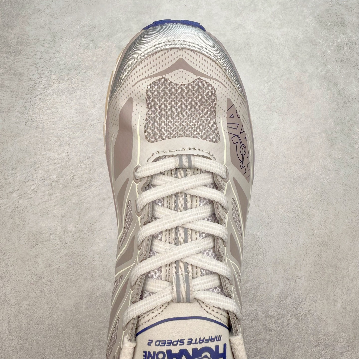 图片[4]-HOKA ONE ONE Mafate Speed 2 Low 玛法特2代系列低帮轻量户外越野休闲运动慢跑鞋 HOKA ONE ONE 最近推出了一个胶囊系列 Origin Story 这个系列里的 Mafate Speed 2 可以说让我日思夜想有一阵子了 最近终于拔草 让我来分享一下这双也是上脚赞到爆的越野跑鞋吧 以阿尔卑斯山脉作为主题将亮黄色与蓝色调覆盖在这经典轮廓之上 配色的呈现效果相当亮眼 以至于很多人买这个配色是用来日常搭配的 鞋面采用超轻的无缝架构 轻薄的TPU贴在透气的鞋面材料上 减轻重量同时也保证了支撑性 鞋底则采用滚动平衡技术 引导跑者回归自然步态 祖传的神奇EVA材质中底依旧是一如既往地表现优秀 能提供充足的缓震 作为HOKA家的越野跑鞋 VIBRAM 橡胶大底也是必不可少的 即便在复杂湿滑的地形 依旧能有良好的抓地力及稳定性 鞋带采用了弹性不易松脱的扁宽弹性鞋带 前掌与中掌部分也进行了加宽 也更加适合亚洲人的脚型 是一款十分全面且足够强悍的户外硬核越野鞋 而这双极其亮眼的越野跑鞋恰好又是在江山一百中参赛的UTMB冠军 Ludovic POMMERET 夺冠时穿着的战靴 这就让它变得更加有吸引力了 用来日常搭配的话短裤是基本不挑 长裤我个人推荐阔腿裤 工装裤以及各种长筒牛仔裤都可以 尺码：36 36.5 37.5 38 38.5 39 40 40.5 41 42 42.5 43 44 44.5 45-选品中心