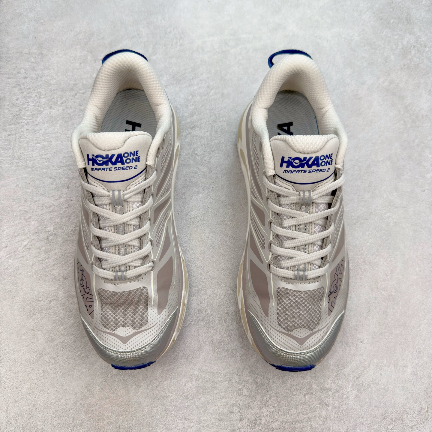 图片[2]-HOKA ONE ONE Mafate Speed 2 Low 玛法特2代系列低帮轻量户外越野休闲运动慢跑鞋 HOKA ONE ONE 最近推出了一个胶囊系列 Origin Story 这个系列里的 Mafate Speed 2 可以说让我日思夜想有一阵子了 最近终于拔草 让我来分享一下这双也是上脚赞到爆的越野跑鞋吧 以阿尔卑斯山脉作为主题将亮黄色与蓝色调覆盖在这经典轮廓之上 配色的呈现效果相当亮眼 以至于很多人买这个配色是用来日常搭配的 鞋面采用超轻的无缝架构 轻薄的TPU贴在透气的鞋面材料上 减轻重量同时也保证了支撑性 鞋底则采用滚动平衡技术 引导跑者回归自然步态 祖传的神奇EVA材质中底依旧是一如既往地表现优秀 能提供充足的缓震 作为HOKA家的越野跑鞋 VIBRAM 橡胶大底也是必不可少的 即便在复杂湿滑的地形 依旧能有良好的抓地力及稳定性 鞋带采用了弹性不易松脱的扁宽弹性鞋带 前掌与中掌部分也进行了加宽 也更加适合亚洲人的脚型 是一款十分全面且足够强悍的户外硬核越野鞋 而这双极其亮眼的越野跑鞋恰好又是在江山一百中参赛的UTMB冠军 Ludovic POMMERET 夺冠时穿着的战靴 这就让它变得更加有吸引力了 用来日常搭配的话短裤是基本不挑 长裤我个人推荐阔腿裤 工装裤以及各种长筒牛仔裤都可以 尺码：36 36.5 37.5 38 38.5 39 40 40.5 41 42 42.5 43 44 44.5 45-选品中心