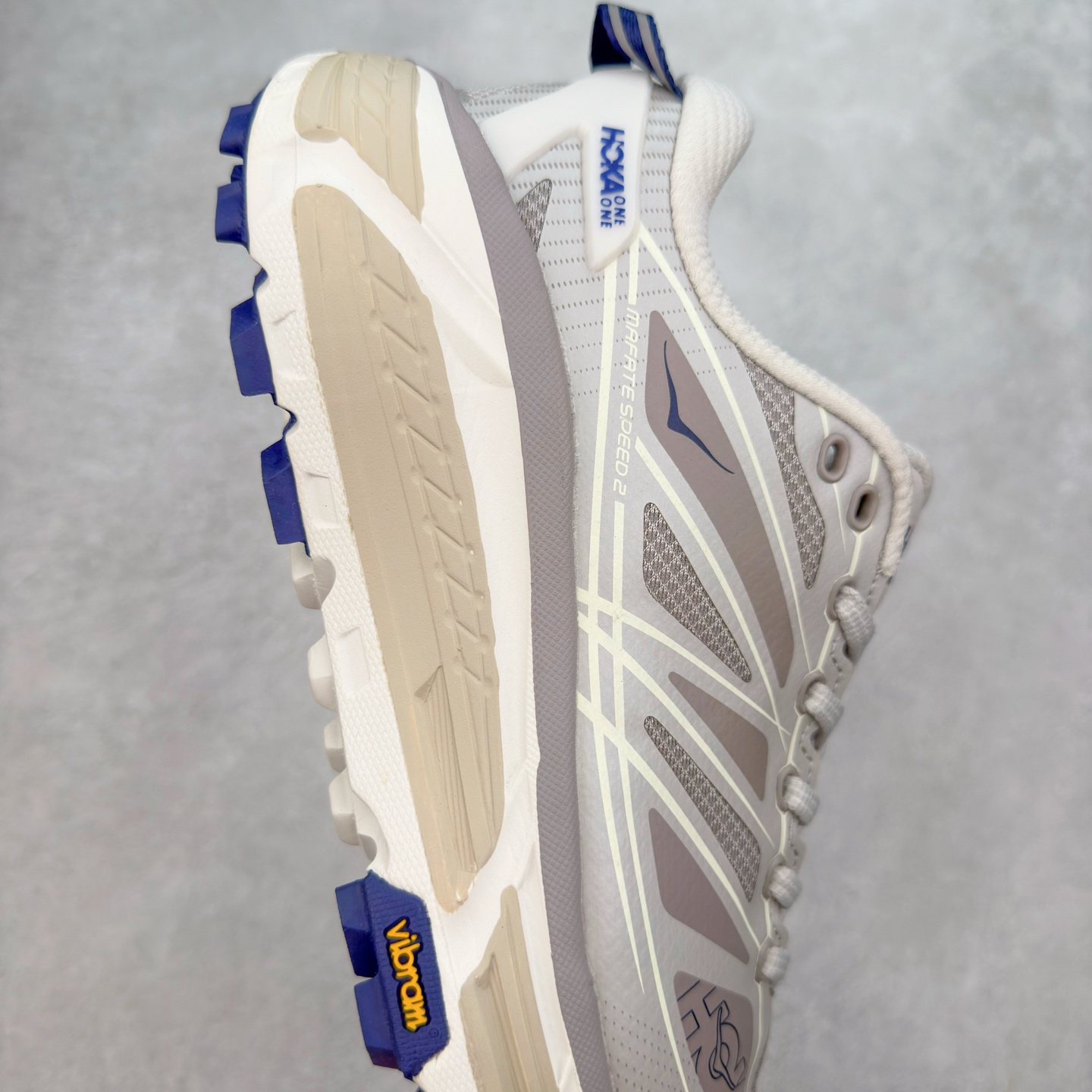 图片[6]-HOKA ONE ONE Mafate Speed 2 Low 玛法特2代系列低帮轻量户外越野休闲运动慢跑鞋 HOKA ONE ONE 最近推出了一个胶囊系列 Origin Story 这个系列里的 Mafate Speed 2 可以说让我日思夜想有一阵子了 最近终于拔草 让我来分享一下这双也是上脚赞到爆的越野跑鞋吧 以阿尔卑斯山脉作为主题将亮黄色与蓝色调覆盖在这经典轮廓之上 配色的呈现效果相当亮眼 以至于很多人买这个配色是用来日常搭配的 鞋面采用超轻的无缝架构 轻薄的TPU贴在透气的鞋面材料上 减轻重量同时也保证了支撑性 鞋底则采用滚动平衡技术 引导跑者回归自然步态 祖传的神奇EVA材质中底依旧是一如既往地表现优秀 能提供充足的缓震 作为HOKA家的越野跑鞋 VIBRAM 橡胶大底也是必不可少的 即便在复杂湿滑的地形 依旧能有良好的抓地力及稳定性 鞋带采用了弹性不易松脱的扁宽弹性鞋带 前掌与中掌部分也进行了加宽 也更加适合亚洲人的脚型 是一款十分全面且足够强悍的户外硬核越野鞋 而这双极其亮眼的越野跑鞋恰好又是在江山一百中参赛的UTMB冠军 Ludovic POMMERET 夺冠时穿着的战靴 这就让它变得更加有吸引力了 用来日常搭配的话短裤是基本不挑 长裤我个人推荐阔腿裤 工装裤以及各种长筒牛仔裤都可以 尺码：36 36.5 37.5 38 38.5 39 40 40.5 41 42 42.5 43 44 44.5 45-选品中心