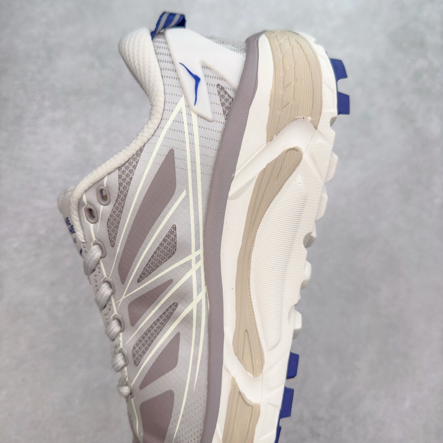 图片[7]-HOKA ONE ONE Mafate Speed 2 Low 玛法特2代系列低帮轻量户外越野休闲运动慢跑鞋 HOKA ONE ONE 最近推出了一个胶囊系列 Origin Story 这个系列里的 Mafate Speed 2 可以说让我日思夜想有一阵子了 最近终于拔草 让我来分享一下这双也是上脚赞到爆的越野跑鞋吧 以阿尔卑斯山脉作为主题将亮黄色与蓝色调覆盖在这经典轮廓之上 配色的呈现效果相当亮眼 以至于很多人买这个配色是用来日常搭配的 鞋面采用超轻的无缝架构 轻薄的TPU贴在透气的鞋面材料上 减轻重量同时也保证了支撑性 鞋底则采用滚动平衡技术 引导跑者回归自然步态 祖传的神奇EVA材质中底依旧是一如既往地表现优秀 能提供充足的缓震 作为HOKA家的越野跑鞋 VIBRAM 橡胶大底也是必不可少的 即便在复杂湿滑的地形 依旧能有良好的抓地力及稳定性 鞋带采用了弹性不易松脱的扁宽弹性鞋带 前掌与中掌部分也进行了加宽 也更加适合亚洲人的脚型 是一款十分全面且足够强悍的户外硬核越野鞋 而这双极其亮眼的越野跑鞋恰好又是在江山一百中参赛的UTMB冠军 Ludovic POMMERET 夺冠时穿着的战靴 这就让它变得更加有吸引力了 用来日常搭配的话短裤是基本不挑 长裤我个人推荐阔腿裤 工装裤以及各种长筒牛仔裤都可以 尺码：36 36.5 37.5 38 38.5 39 40 40.5 41 42 42.5 43 44 44.5 45-选品中心