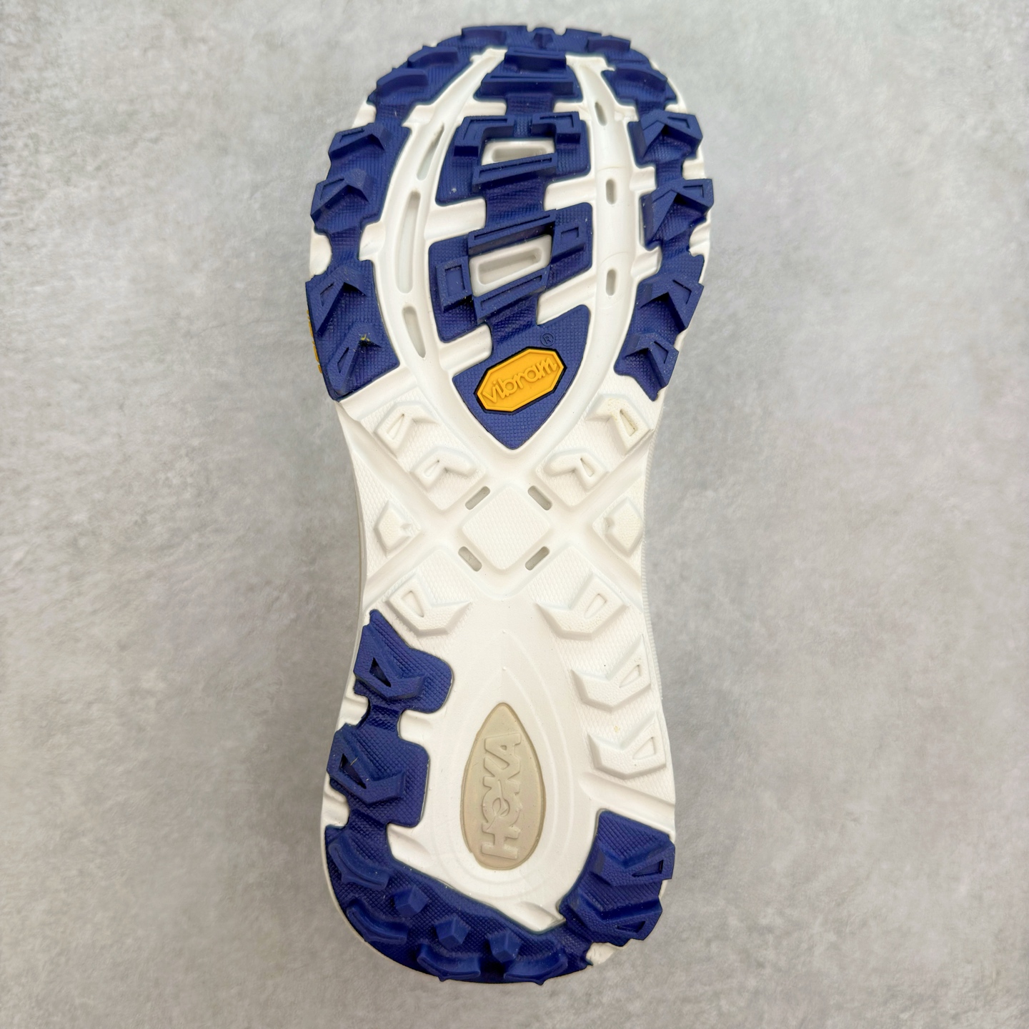 图片[9]-HOKA ONE ONE Mafate Speed 2 Low 玛法特2代系列低帮轻量户外越野休闲运动慢跑鞋 HOKA ONE ONE 最近推出了一个胶囊系列 Origin Story 这个系列里的 Mafate Speed 2 可以说让我日思夜想有一阵子了 最近终于拔草 让我来分享一下这双也是上脚赞到爆的越野跑鞋吧 以阿尔卑斯山脉作为主题将亮黄色与蓝色调覆盖在这经典轮廓之上 配色的呈现效果相当亮眼 以至于很多人买这个配色是用来日常搭配的 鞋面采用超轻的无缝架构 轻薄的TPU贴在透气的鞋面材料上 减轻重量同时也保证了支撑性 鞋底则采用滚动平衡技术 引导跑者回归自然步态 祖传的神奇EVA材质中底依旧是一如既往地表现优秀 能提供充足的缓震 作为HOKA家的越野跑鞋 VIBRAM 橡胶大底也是必不可少的 即便在复杂湿滑的地形 依旧能有良好的抓地力及稳定性 鞋带采用了弹性不易松脱的扁宽弹性鞋带 前掌与中掌部分也进行了加宽 也更加适合亚洲人的脚型 是一款十分全面且足够强悍的户外硬核越野鞋 而这双极其亮眼的越野跑鞋恰好又是在江山一百中参赛的UTMB冠军 Ludovic POMMERET 夺冠时穿着的战靴 这就让它变得更加有吸引力了 用来日常搭配的话短裤是基本不挑 长裤我个人推荐阔腿裤 工装裤以及各种长筒牛仔裤都可以 尺码：36 36.5 37.5 38 38.5 39 40 40.5 41 42 42.5 43 44 44.5 45-选品中心