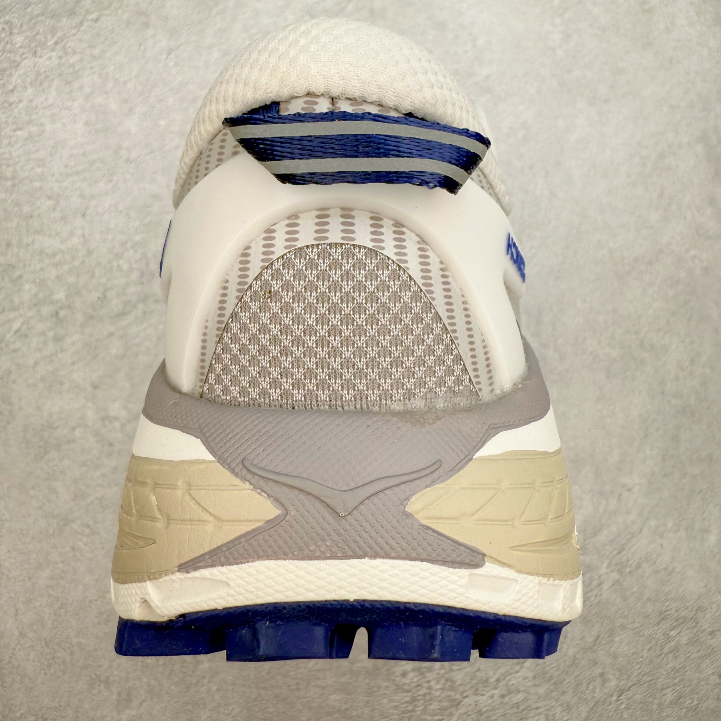 图片[8]-HOKA ONE ONE Mafate Speed 2 Low 玛法特2代系列低帮轻量户外越野休闲运动慢跑鞋 HOKA ONE ONE 最近推出了一个胶囊系列 Origin Story 这个系列里的 Mafate Speed 2 可以说让我日思夜想有一阵子了 最近终于拔草 让我来分享一下这双也是上脚赞到爆的越野跑鞋吧 以阿尔卑斯山脉作为主题将亮黄色与蓝色调覆盖在这经典轮廓之上 配色的呈现效果相当亮眼 以至于很多人买这个配色是用来日常搭配的 鞋面采用超轻的无缝架构 轻薄的TPU贴在透气的鞋面材料上 减轻重量同时也保证了支撑性 鞋底则采用滚动平衡技术 引导跑者回归自然步态 祖传的神奇EVA材质中底依旧是一如既往地表现优秀 能提供充足的缓震 作为HOKA家的越野跑鞋 VIBRAM 橡胶大底也是必不可少的 即便在复杂湿滑的地形 依旧能有良好的抓地力及稳定性 鞋带采用了弹性不易松脱的扁宽弹性鞋带 前掌与中掌部分也进行了加宽 也更加适合亚洲人的脚型 是一款十分全面且足够强悍的户外硬核越野鞋 而这双极其亮眼的越野跑鞋恰好又是在江山一百中参赛的UTMB冠军 Ludovic POMMERET 夺冠时穿着的战靴 这就让它变得更加有吸引力了 用来日常搭配的话短裤是基本不挑 长裤我个人推荐阔腿裤 工装裤以及各种长筒牛仔裤都可以 尺码：36 36.5 37.5 38 38.5 39 40 40.5 41 42 42.5 43 44 44.5 45-选品中心