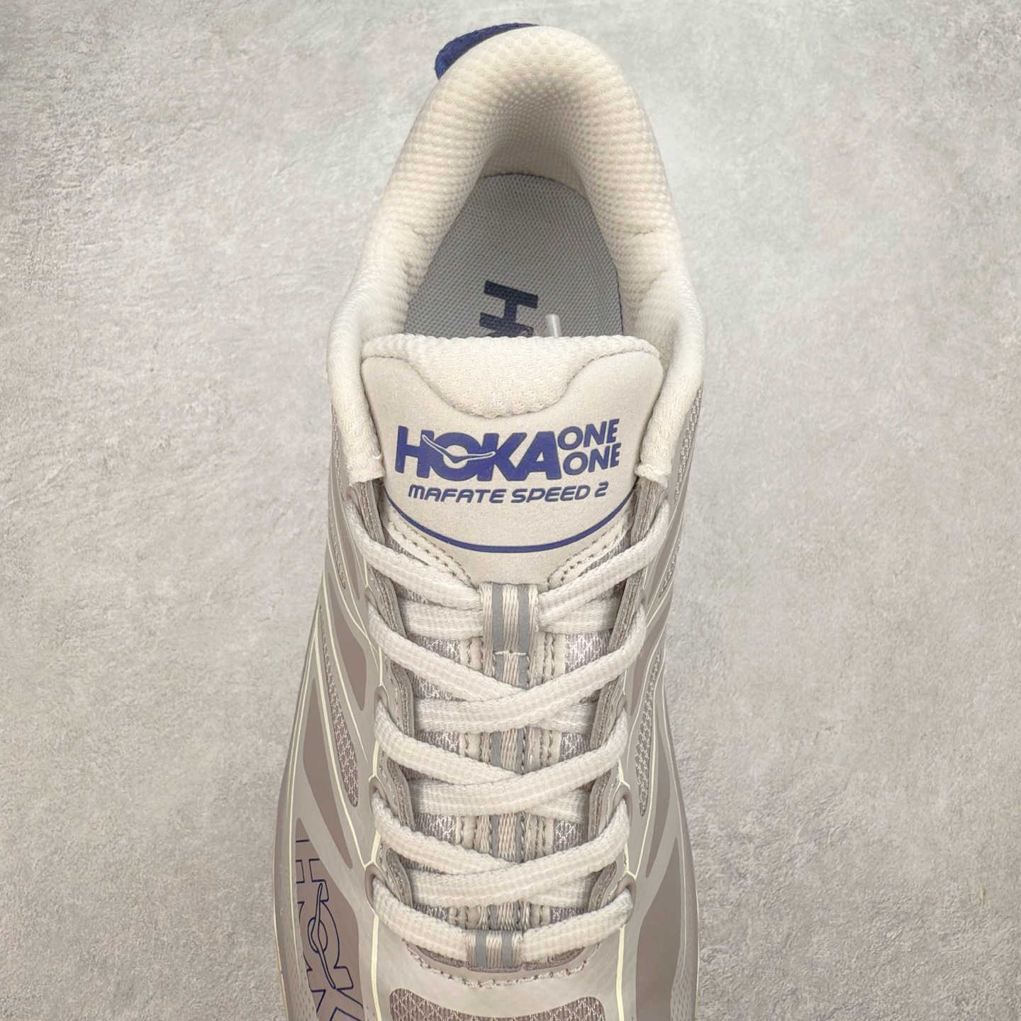 图片[5]-HOKA ONE ONE Mafate Speed 2 Low 玛法特2代系列低帮轻量户外越野休闲运动慢跑鞋 HOKA ONE ONE 最近推出了一个胶囊系列 Origin Story 这个系列里的 Mafate Speed 2 可以说让我日思夜想有一阵子了 最近终于拔草 让我来分享一下这双也是上脚赞到爆的越野跑鞋吧 以阿尔卑斯山脉作为主题将亮黄色与蓝色调覆盖在这经典轮廓之上 配色的呈现效果相当亮眼 以至于很多人买这个配色是用来日常搭配的 鞋面采用超轻的无缝架构 轻薄的TPU贴在透气的鞋面材料上 减轻重量同时也保证了支撑性 鞋底则采用滚动平衡技术 引导跑者回归自然步态 祖传的神奇EVA材质中底依旧是一如既往地表现优秀 能提供充足的缓震 作为HOKA家的越野跑鞋 VIBRAM 橡胶大底也是必不可少的 即便在复杂湿滑的地形 依旧能有良好的抓地力及稳定性 鞋带采用了弹性不易松脱的扁宽弹性鞋带 前掌与中掌部分也进行了加宽 也更加适合亚洲人的脚型 是一款十分全面且足够强悍的户外硬核越野鞋 而这双极其亮眼的越野跑鞋恰好又是在江山一百中参赛的UTMB冠军 Ludovic POMMERET 夺冠时穿着的战靴 这就让它变得更加有吸引力了 用来日常搭配的话短裤是基本不挑 长裤我个人推荐阔腿裤 工装裤以及各种长筒牛仔裤都可以 尺码：36 36.5 37.5 38 38.5 39 40 40.5 41 42 42.5 43 44 44.5 45-选品中心