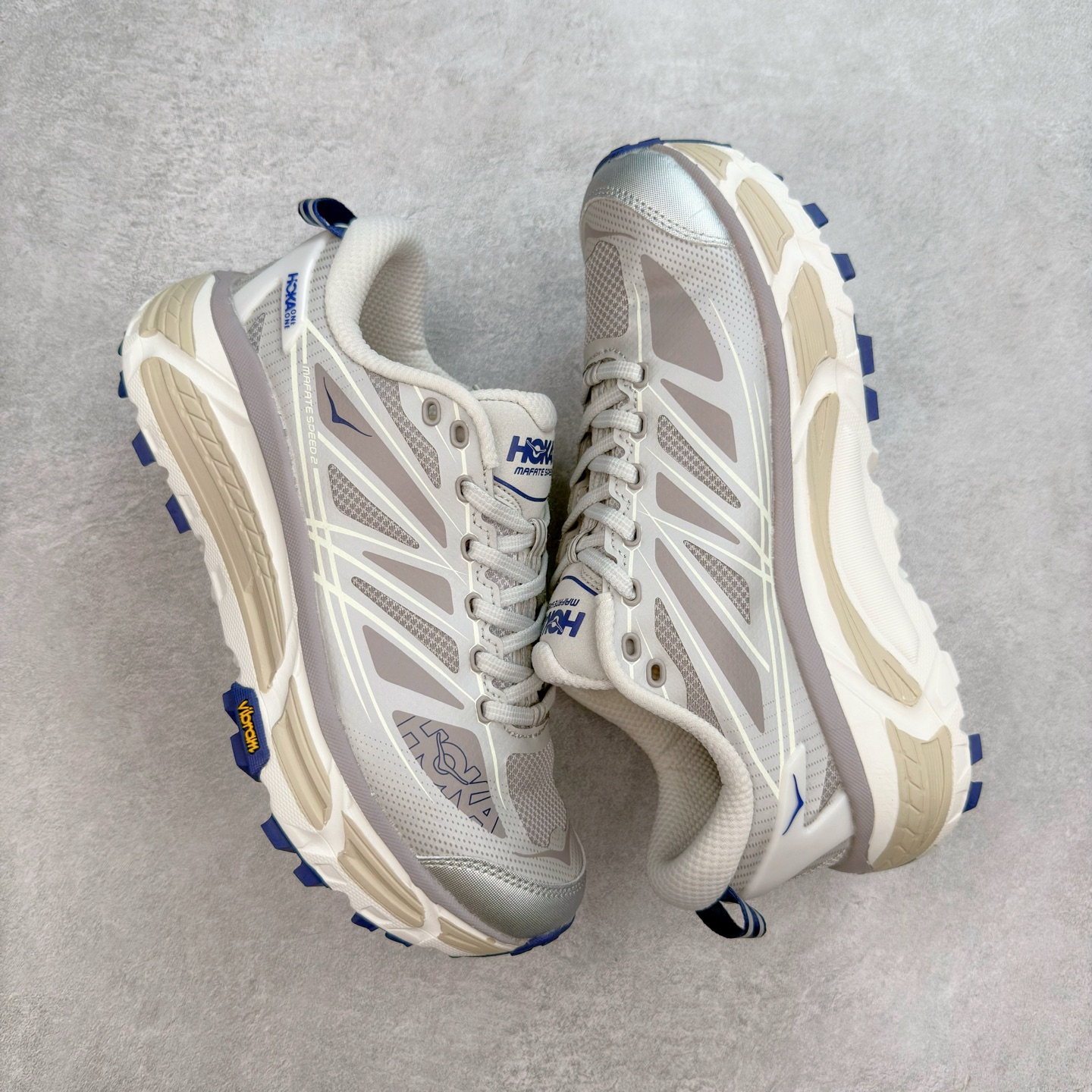 图片[3]-HOKA ONE ONE Mafate Speed 2 Low 玛法特2代系列低帮轻量户外越野休闲运动慢跑鞋 HOKA ONE ONE 最近推出了一个胶囊系列 Origin Story 这个系列里的 Mafate Speed 2 可以说让我日思夜想有一阵子了 最近终于拔草 让我来分享一下这双也是上脚赞到爆的越野跑鞋吧 以阿尔卑斯山脉作为主题将亮黄色与蓝色调覆盖在这经典轮廓之上 配色的呈现效果相当亮眼 以至于很多人买这个配色是用来日常搭配的 鞋面采用超轻的无缝架构 轻薄的TPU贴在透气的鞋面材料上 减轻重量同时也保证了支撑性 鞋底则采用滚动平衡技术 引导跑者回归自然步态 祖传的神奇EVA材质中底依旧是一如既往地表现优秀 能提供充足的缓震 作为HOKA家的越野跑鞋 VIBRAM 橡胶大底也是必不可少的 即便在复杂湿滑的地形 依旧能有良好的抓地力及稳定性 鞋带采用了弹性不易松脱的扁宽弹性鞋带 前掌与中掌部分也进行了加宽 也更加适合亚洲人的脚型 是一款十分全面且足够强悍的户外硬核越野鞋 而这双极其亮眼的越野跑鞋恰好又是在江山一百中参赛的UTMB冠军 Ludovic POMMERET 夺冠时穿着的战靴 这就让它变得更加有吸引力了 用来日常搭配的话短裤是基本不挑 长裤我个人推荐阔腿裤 工装裤以及各种长筒牛仔裤都可以 尺码：36 36.5 37.5 38 38.5 39 40 40.5 41 42 42.5 43 44 44.5 45-选品中心