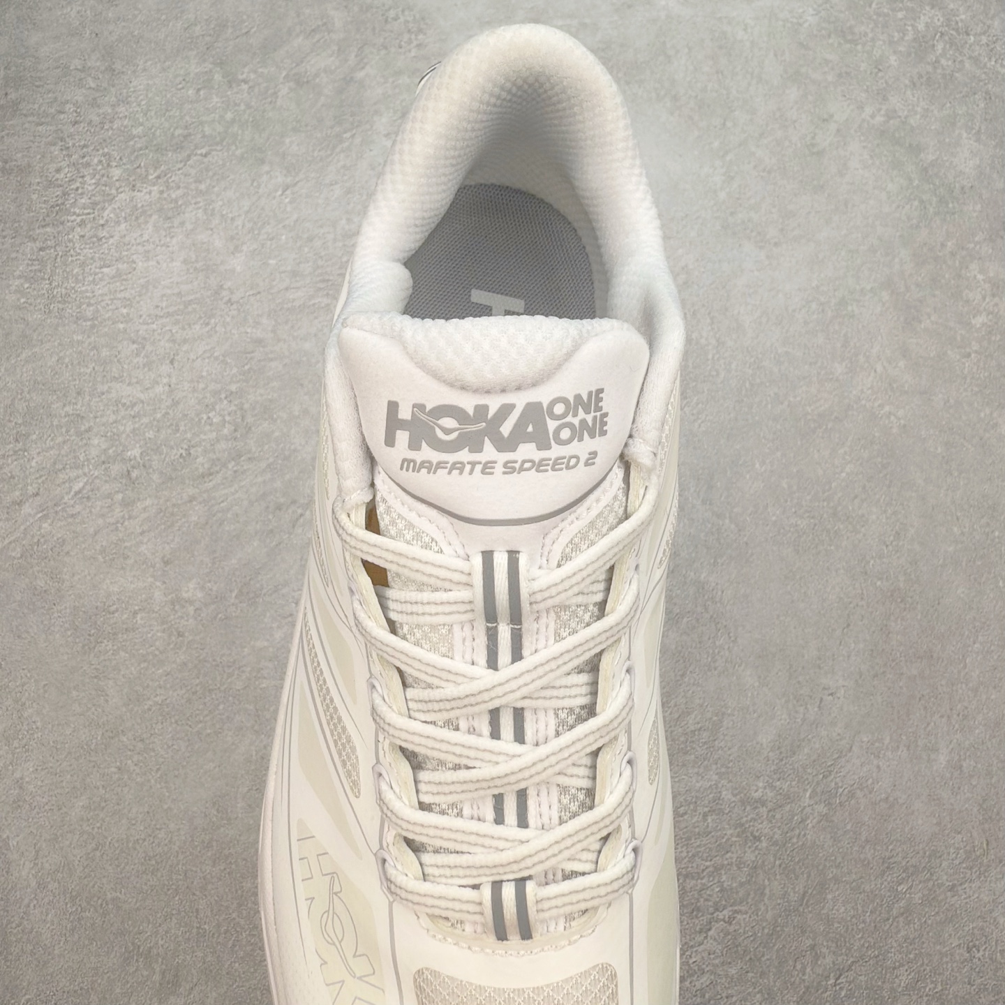 图片[5]-HOKA ONE ONE Mafate Speed 2 Low 玛法特2代系列低帮轻量户外越野休闲运动慢跑鞋 HOKA ONE ONE 最近推出了一个胶囊系列 Origin Story 这个系列里的 Mafate Speed 2 可以说让我日思夜想有一阵子了 最近终于拔草 让我来分享一下这双也是上脚赞到爆的越野跑鞋吧 以阿尔卑斯山脉作为主题将亮黄色与蓝色调覆盖在这经典轮廓之上 配色的呈现效果相当亮眼 以至于很多人买这个配色是用来日常搭配的 鞋面采用超轻的无缝架构 轻薄的TPU贴在透气的鞋面材料上 减轻重量同时也保证了支撑性 鞋底则采用滚动平衡技术 引导跑者回归自然步态 祖传的神奇EVA材质中底依旧是一如既往地表现优秀 能提供充足的缓震 作为HOKA家的越野跑鞋 VIBRAM 橡胶大底也是必不可少的 即便在复杂湿滑的地形 依旧能有良好的抓地力及稳定性 鞋带采用了弹性不易松脱的扁宽弹性鞋带 前掌与中掌部分也进行了加宽 也更加适合亚洲人的脚型 是一款十分全面且足够强悍的户外硬核越野鞋 而这双极其亮眼的越野跑鞋恰好又是在江山一百中参赛的UTMB冠军 Ludovic POMMERET 夺冠时穿着的战靴 这就让它变得更加有吸引力了 用来日常搭配的话短裤是基本不挑 长裤我个人推荐阔腿裤 工装裤以及各种长筒牛仔裤都可以 尺码：36 36.5 37.5 38 38.5 39 40 40.5 41 42 42.5 43 44 44.5 45-选品中心