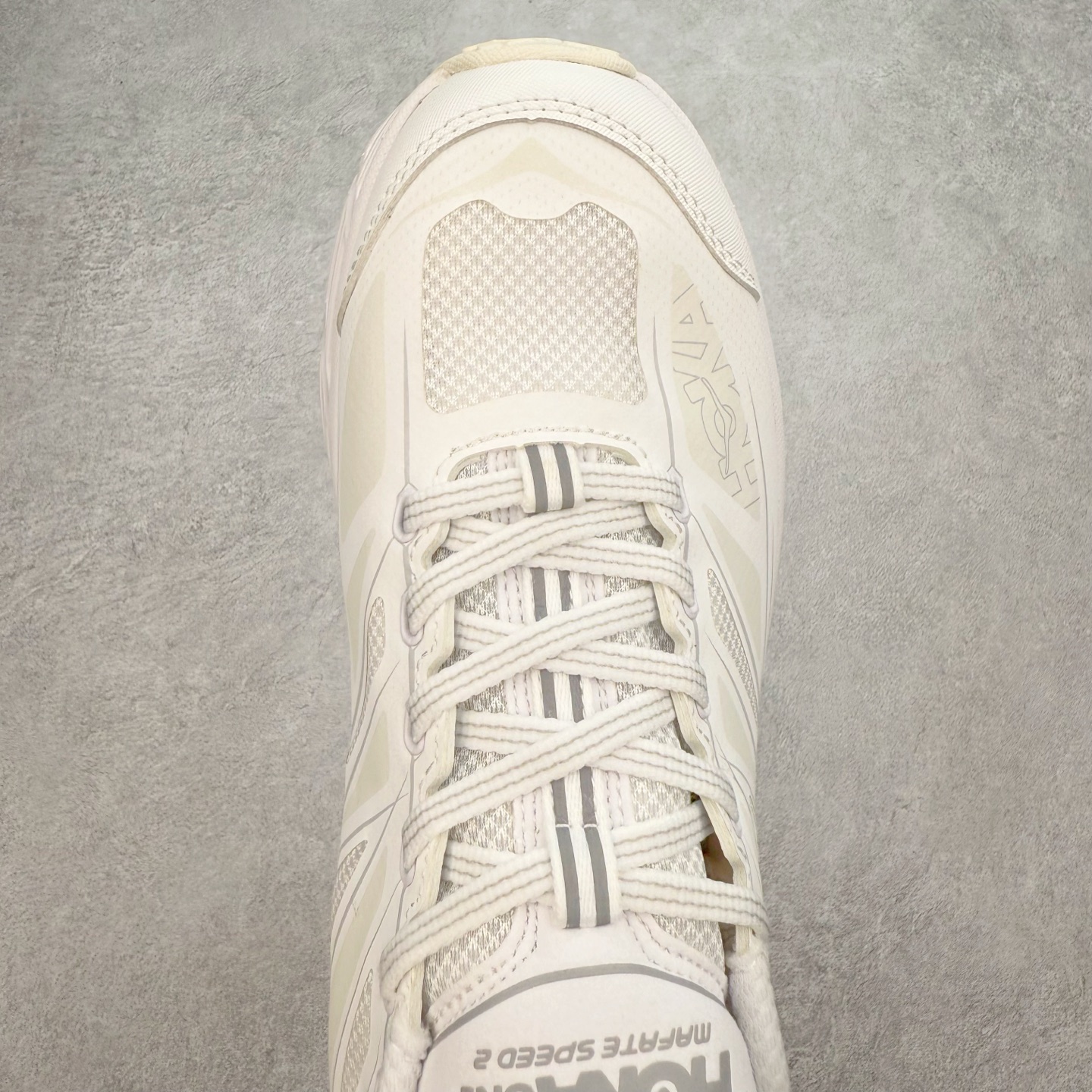 图片[4]-HOKA ONE ONE Mafate Speed 2 Low 玛法特2代系列低帮轻量户外越野休闲运动慢跑鞋 HOKA ONE ONE 最近推出了一个胶囊系列 Origin Story 这个系列里的 Mafate Speed 2 可以说让我日思夜想有一阵子了 最近终于拔草 让我来分享一下这双也是上脚赞到爆的越野跑鞋吧 以阿尔卑斯山脉作为主题将亮黄色与蓝色调覆盖在这经典轮廓之上 配色的呈现效果相当亮眼 以至于很多人买这个配色是用来日常搭配的 鞋面采用超轻的无缝架构 轻薄的TPU贴在透气的鞋面材料上 减轻重量同时也保证了支撑性 鞋底则采用滚动平衡技术 引导跑者回归自然步态 祖传的神奇EVA材质中底依旧是一如既往地表现优秀 能提供充足的缓震 作为HOKA家的越野跑鞋 VIBRAM 橡胶大底也是必不可少的 即便在复杂湿滑的地形 依旧能有良好的抓地力及稳定性 鞋带采用了弹性不易松脱的扁宽弹性鞋带 前掌与中掌部分也进行了加宽 也更加适合亚洲人的脚型 是一款十分全面且足够强悍的户外硬核越野鞋 而这双极其亮眼的越野跑鞋恰好又是在江山一百中参赛的UTMB冠军 Ludovic POMMERET 夺冠时穿着的战靴 这就让它变得更加有吸引力了 用来日常搭配的话短裤是基本不挑 长裤我个人推荐阔腿裤 工装裤以及各种长筒牛仔裤都可以 尺码：36 36.5 37.5 38 38.5 39 40 40.5 41 42 42.5 43 44 44.5 45-选品中心