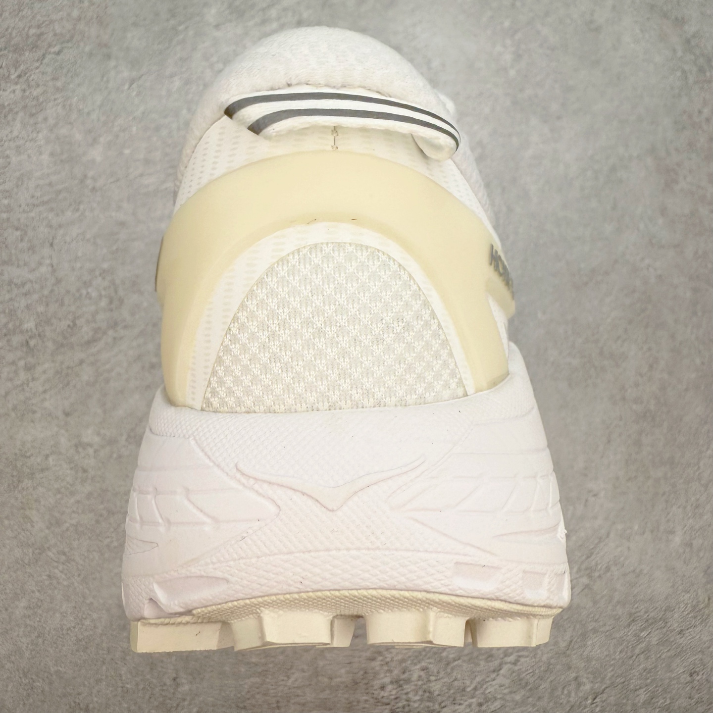 图片[8]-HOKA ONE ONE Mafate Speed 2 Low 玛法特2代系列低帮轻量户外越野休闲运动慢跑鞋 HOKA ONE ONE 最近推出了一个胶囊系列 Origin Story 这个系列里的 Mafate Speed 2 可以说让我日思夜想有一阵子了 最近终于拔草 让我来分享一下这双也是上脚赞到爆的越野跑鞋吧 以阿尔卑斯山脉作为主题将亮黄色与蓝色调覆盖在这经典轮廓之上 配色的呈现效果相当亮眼 以至于很多人买这个配色是用来日常搭配的 鞋面采用超轻的无缝架构 轻薄的TPU贴在透气的鞋面材料上 减轻重量同时也保证了支撑性 鞋底则采用滚动平衡技术 引导跑者回归自然步态 祖传的神奇EVA材质中底依旧是一如既往地表现优秀 能提供充足的缓震 作为HOKA家的越野跑鞋 VIBRAM 橡胶大底也是必不可少的 即便在复杂湿滑的地形 依旧能有良好的抓地力及稳定性 鞋带采用了弹性不易松脱的扁宽弹性鞋带 前掌与中掌部分也进行了加宽 也更加适合亚洲人的脚型 是一款十分全面且足够强悍的户外硬核越野鞋 而这双极其亮眼的越野跑鞋恰好又是在江山一百中参赛的UTMB冠军 Ludovic POMMERET 夺冠时穿着的战靴 这就让它变得更加有吸引力了 用来日常搭配的话短裤是基本不挑 长裤我个人推荐阔腿裤 工装裤以及各种长筒牛仔裤都可以 尺码：36 36.5 37.5 38 38.5 39 40 40.5 41 42 42.5 43 44 44.5 45-选品中心