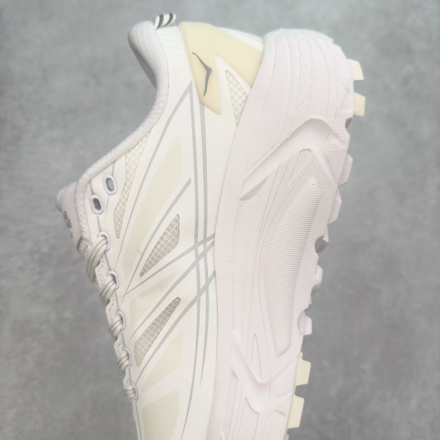 图片[7]-HOKA ONE ONE Mafate Speed 2 Low 玛法特2代系列低帮轻量户外越野休闲运动慢跑鞋 HOKA ONE ONE 最近推出了一个胶囊系列 Origin Story 这个系列里的 Mafate Speed 2 可以说让我日思夜想有一阵子了 最近终于拔草 让我来分享一下这双也是上脚赞到爆的越野跑鞋吧 以阿尔卑斯山脉作为主题将亮黄色与蓝色调覆盖在这经典轮廓之上 配色的呈现效果相当亮眼 以至于很多人买这个配色是用来日常搭配的 鞋面采用超轻的无缝架构 轻薄的TPU贴在透气的鞋面材料上 减轻重量同时也保证了支撑性 鞋底则采用滚动平衡技术 引导跑者回归自然步态 祖传的神奇EVA材质中底依旧是一如既往地表现优秀 能提供充足的缓震 作为HOKA家的越野跑鞋 VIBRAM 橡胶大底也是必不可少的 即便在复杂湿滑的地形 依旧能有良好的抓地力及稳定性 鞋带采用了弹性不易松脱的扁宽弹性鞋带 前掌与中掌部分也进行了加宽 也更加适合亚洲人的脚型 是一款十分全面且足够强悍的户外硬核越野鞋 而这双极其亮眼的越野跑鞋恰好又是在江山一百中参赛的UTMB冠军 Ludovic POMMERET 夺冠时穿着的战靴 这就让它变得更加有吸引力了 用来日常搭配的话短裤是基本不挑 长裤我个人推荐阔腿裤 工装裤以及各种长筒牛仔裤都可以 尺码：36 36.5 37.5 38 38.5 39 40 40.5 41 42 42.5 43 44 44.5 45-选品中心