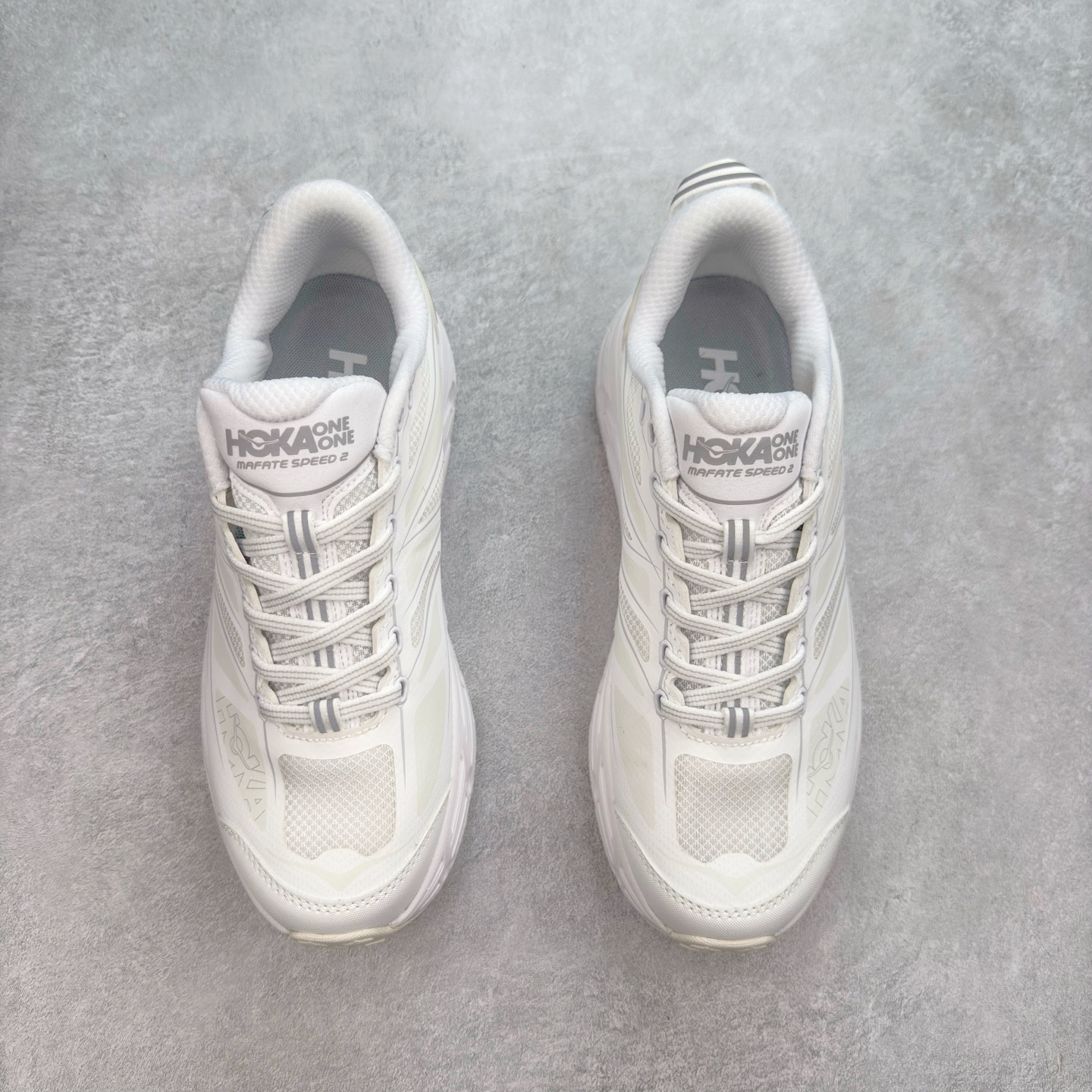 图片[2]-HOKA ONE ONE Mafate Speed 2 Low 玛法特2代系列低帮轻量户外越野休闲运动慢跑鞋 HOKA ONE ONE 最近推出了一个胶囊系列 Origin Story 这个系列里的 Mafate Speed 2 可以说让我日思夜想有一阵子了 最近终于拔草 让我来分享一下这双也是上脚赞到爆的越野跑鞋吧 以阿尔卑斯山脉作为主题将亮黄色与蓝色调覆盖在这经典轮廓之上 配色的呈现效果相当亮眼 以至于很多人买这个配色是用来日常搭配的 鞋面采用超轻的无缝架构 轻薄的TPU贴在透气的鞋面材料上 减轻重量同时也保证了支撑性 鞋底则采用滚动平衡技术 引导跑者回归自然步态 祖传的神奇EVA材质中底依旧是一如既往地表现优秀 能提供充足的缓震 作为HOKA家的越野跑鞋 VIBRAM 橡胶大底也是必不可少的 即便在复杂湿滑的地形 依旧能有良好的抓地力及稳定性 鞋带采用了弹性不易松脱的扁宽弹性鞋带 前掌与中掌部分也进行了加宽 也更加适合亚洲人的脚型 是一款十分全面且足够强悍的户外硬核越野鞋 而这双极其亮眼的越野跑鞋恰好又是在江山一百中参赛的UTMB冠军 Ludovic POMMERET 夺冠时穿着的战靴 这就让它变得更加有吸引力了 用来日常搭配的话短裤是基本不挑 长裤我个人推荐阔腿裤 工装裤以及各种长筒牛仔裤都可以 尺码：36 36.5 37.5 38 38.5 39 40 40.5 41 42 42.5 43 44 44.5 45-选品中心