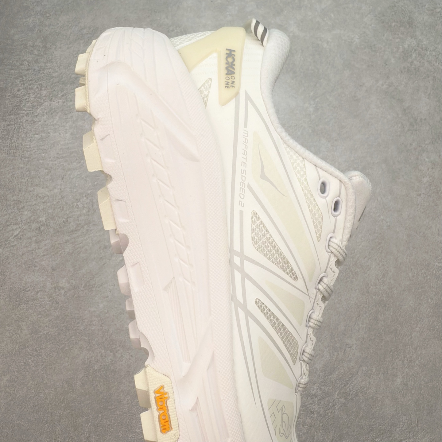 图片[6]-HOKA ONE ONE Mafate Speed 2 Low 玛法特2代系列低帮轻量户外越野休闲运动慢跑鞋 HOKA ONE ONE 最近推出了一个胶囊系列 Origin Story 这个系列里的 Mafate Speed 2 可以说让我日思夜想有一阵子了 最近终于拔草 让我来分享一下这双也是上脚赞到爆的越野跑鞋吧 以阿尔卑斯山脉作为主题将亮黄色与蓝色调覆盖在这经典轮廓之上 配色的呈现效果相当亮眼 以至于很多人买这个配色是用来日常搭配的 鞋面采用超轻的无缝架构 轻薄的TPU贴在透气的鞋面材料上 减轻重量同时也保证了支撑性 鞋底则采用滚动平衡技术 引导跑者回归自然步态 祖传的神奇EVA材质中底依旧是一如既往地表现优秀 能提供充足的缓震 作为HOKA家的越野跑鞋 VIBRAM 橡胶大底也是必不可少的 即便在复杂湿滑的地形 依旧能有良好的抓地力及稳定性 鞋带采用了弹性不易松脱的扁宽弹性鞋带 前掌与中掌部分也进行了加宽 也更加适合亚洲人的脚型 是一款十分全面且足够强悍的户外硬核越野鞋 而这双极其亮眼的越野跑鞋恰好又是在江山一百中参赛的UTMB冠军 Ludovic POMMERET 夺冠时穿着的战靴 这就让它变得更加有吸引力了 用来日常搭配的话短裤是基本不挑 长裤我个人推荐阔腿裤 工装裤以及各种长筒牛仔裤都可以 尺码：36 36.5 37.5 38 38.5 39 40 40.5 41 42 42.5 43 44 44.5 45-选品中心