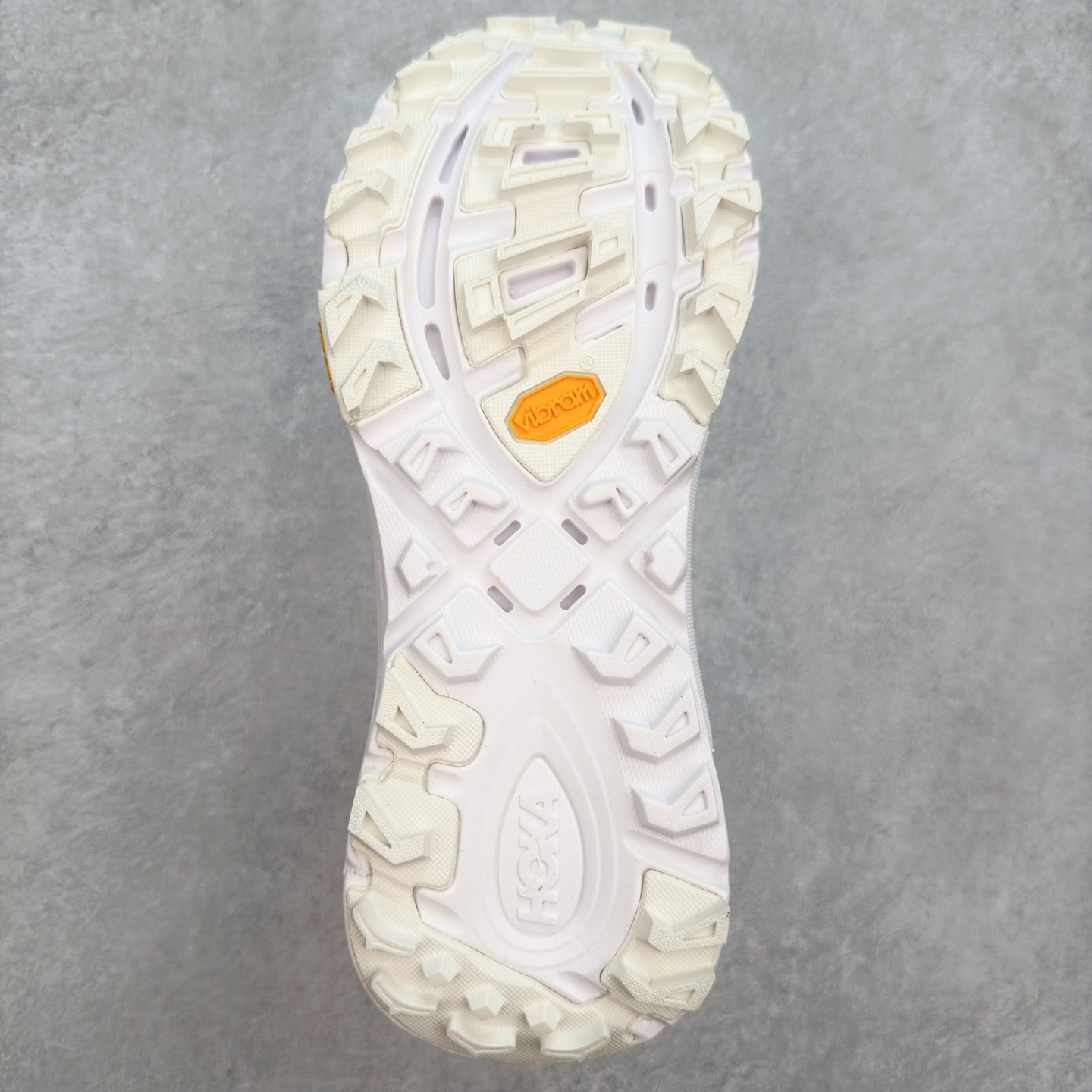 图片[9]-HOKA ONE ONE Mafate Speed 2 Low 玛法特2代系列低帮轻量户外越野休闲运动慢跑鞋 HOKA ONE ONE 最近推出了一个胶囊系列 Origin Story 这个系列里的 Mafate Speed 2 可以说让我日思夜想有一阵子了 最近终于拔草 让我来分享一下这双也是上脚赞到爆的越野跑鞋吧 以阿尔卑斯山脉作为主题将亮黄色与蓝色调覆盖在这经典轮廓之上 配色的呈现效果相当亮眼 以至于很多人买这个配色是用来日常搭配的 鞋面采用超轻的无缝架构 轻薄的TPU贴在透气的鞋面材料上 减轻重量同时也保证了支撑性 鞋底则采用滚动平衡技术 引导跑者回归自然步态 祖传的神奇EVA材质中底依旧是一如既往地表现优秀 能提供充足的缓震 作为HOKA家的越野跑鞋 VIBRAM 橡胶大底也是必不可少的 即便在复杂湿滑的地形 依旧能有良好的抓地力及稳定性 鞋带采用了弹性不易松脱的扁宽弹性鞋带 前掌与中掌部分也进行了加宽 也更加适合亚洲人的脚型 是一款十分全面且足够强悍的户外硬核越野鞋 而这双极其亮眼的越野跑鞋恰好又是在江山一百中参赛的UTMB冠军 Ludovic POMMERET 夺冠时穿着的战靴 这就让它变得更加有吸引力了 用来日常搭配的话短裤是基本不挑 长裤我个人推荐阔腿裤 工装裤以及各种长筒牛仔裤都可以 尺码：36 36.5 37.5 38 38.5 39 40 40.5 41 42 42.5 43 44 44.5 45-选品中心