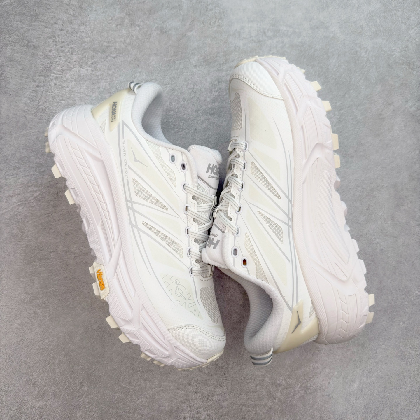 图片[3]-HOKA ONE ONE Mafate Speed 2 Low 玛法特2代系列低帮轻量户外越野休闲运动慢跑鞋 HOKA ONE ONE 最近推出了一个胶囊系列 Origin Story 这个系列里的 Mafate Speed 2 可以说让我日思夜想有一阵子了 最近终于拔草 让我来分享一下这双也是上脚赞到爆的越野跑鞋吧 以阿尔卑斯山脉作为主题将亮黄色与蓝色调覆盖在这经典轮廓之上 配色的呈现效果相当亮眼 以至于很多人买这个配色是用来日常搭配的 鞋面采用超轻的无缝架构 轻薄的TPU贴在透气的鞋面材料上 减轻重量同时也保证了支撑性 鞋底则采用滚动平衡技术 引导跑者回归自然步态 祖传的神奇EVA材质中底依旧是一如既往地表现优秀 能提供充足的缓震 作为HOKA家的越野跑鞋 VIBRAM 橡胶大底也是必不可少的 即便在复杂湿滑的地形 依旧能有良好的抓地力及稳定性 鞋带采用了弹性不易松脱的扁宽弹性鞋带 前掌与中掌部分也进行了加宽 也更加适合亚洲人的脚型 是一款十分全面且足够强悍的户外硬核越野鞋 而这双极其亮眼的越野跑鞋恰好又是在江山一百中参赛的UTMB冠军 Ludovic POMMERET 夺冠时穿着的战靴 这就让它变得更加有吸引力了 用来日常搭配的话短裤是基本不挑 长裤我个人推荐阔腿裤 工装裤以及各种长筒牛仔裤都可以 尺码：36 36.5 37.5 38 38.5 39 40 40.5 41 42 42.5 43 44 44.5 45-选品中心