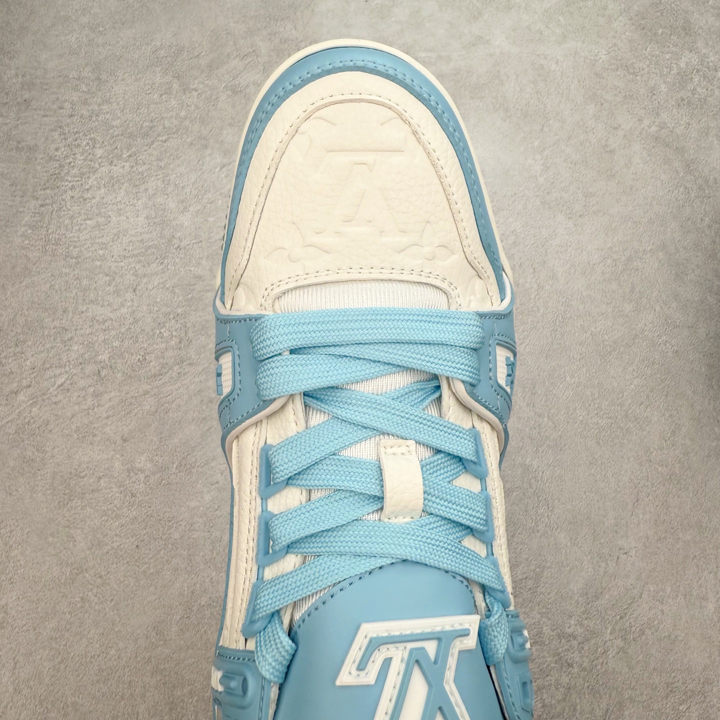 图片[4]-＃TG Louis Vuitton Trainer lv时装走秀运动鞋板鞋 纯白 老外外贸私人订单 口碑实力大厂出品 出货即市场巅峰 全套原纸板楦头开发 原汁原味 完美呈现版型 原数据独家私模大底 超高清洁度 极限压缩成本 超级跑量款式 全套原楦原纸版原鞋开模 独家磨具开发男女鞋 全网最具灵魂的版型 正确原装黄色鞋盒 正确中底印花 鞋面印花3D高频深度立体 全鞋电脑针车 紧密相连 针距密度一致 环保乳胶注塑鞋垫 厚度脚感还原原版 皮面裁剪部位 统一油边封口工艺 原装橡胶大底含胶量大底组合零偏差 专柜全套包装 防尘袋 说明书 质保卡 尺码：35 36 37 38 39 40 41 42 43 44 45-选品中心