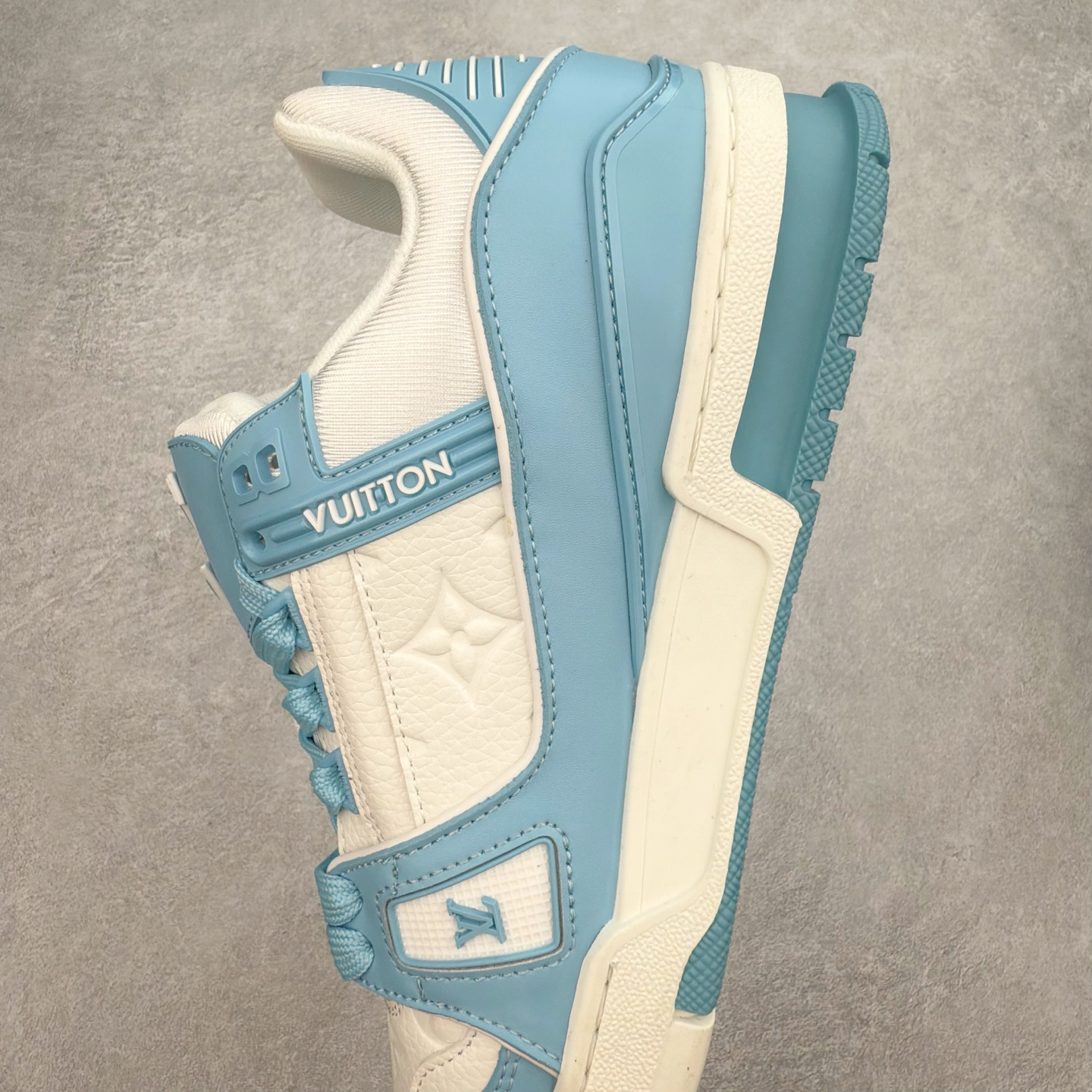 图片[7]-＃TG Louis Vuitton Trainer lv时装走秀运动鞋板鞋 纯白 老外外贸私人订单 口碑实力大厂出品 出货即市场巅峰 全套原纸板楦头开发 原汁原味 完美呈现版型 原数据独家私模大底 超高清洁度 极限压缩成本 超级跑量款式 全套原楦原纸版原鞋开模 独家磨具开发男女鞋 全网最具灵魂的版型 正确原装黄色鞋盒 正确中底印花 鞋面印花3D高频深度立体 全鞋电脑针车 紧密相连 针距密度一致 环保乳胶注塑鞋垫 厚度脚感还原原版 皮面裁剪部位 统一油边封口工艺 原装橡胶大底含胶量大底组合零偏差 专柜全套包装 防尘袋 说明书 质保卡 尺码：35 36 37 38 39 40 41 42 43 44 45-选品中心