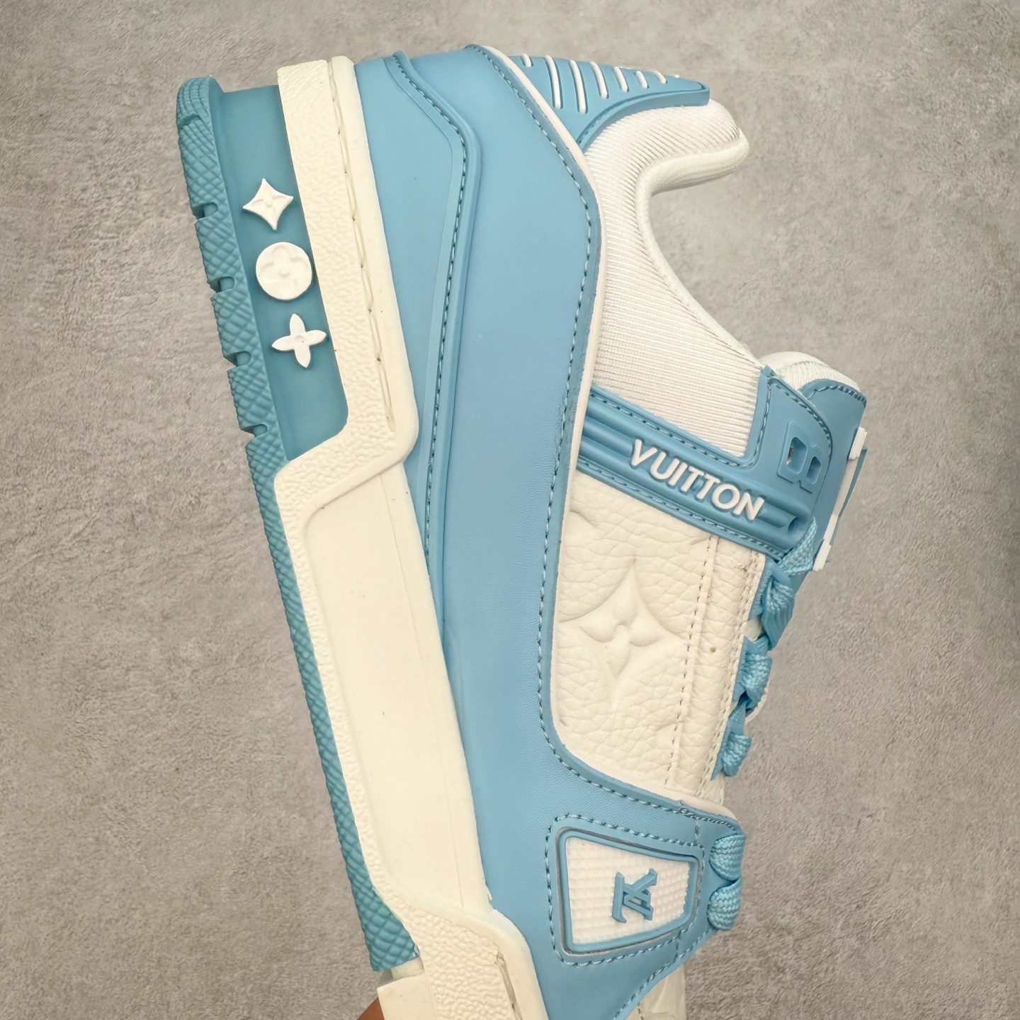 图片[6]-＃TG Louis Vuitton Trainer lv时装走秀运动鞋板鞋 纯白 老外外贸私人订单 口碑实力大厂出品 出货即市场巅峰 全套原纸板楦头开发 原汁原味 完美呈现版型 原数据独家私模大底 超高清洁度 极限压缩成本 超级跑量款式 全套原楦原纸版原鞋开模 独家磨具开发男女鞋 全网最具灵魂的版型 正确原装黄色鞋盒 正确中底印花 鞋面印花3D高频深度立体 全鞋电脑针车 紧密相连 针距密度一致 环保乳胶注塑鞋垫 厚度脚感还原原版 皮面裁剪部位 统一油边封口工艺 原装橡胶大底含胶量大底组合零偏差 专柜全套包装 防尘袋 说明书 质保卡 尺码：35 36 37 38 39 40 41 42 43 44 45-选品中心