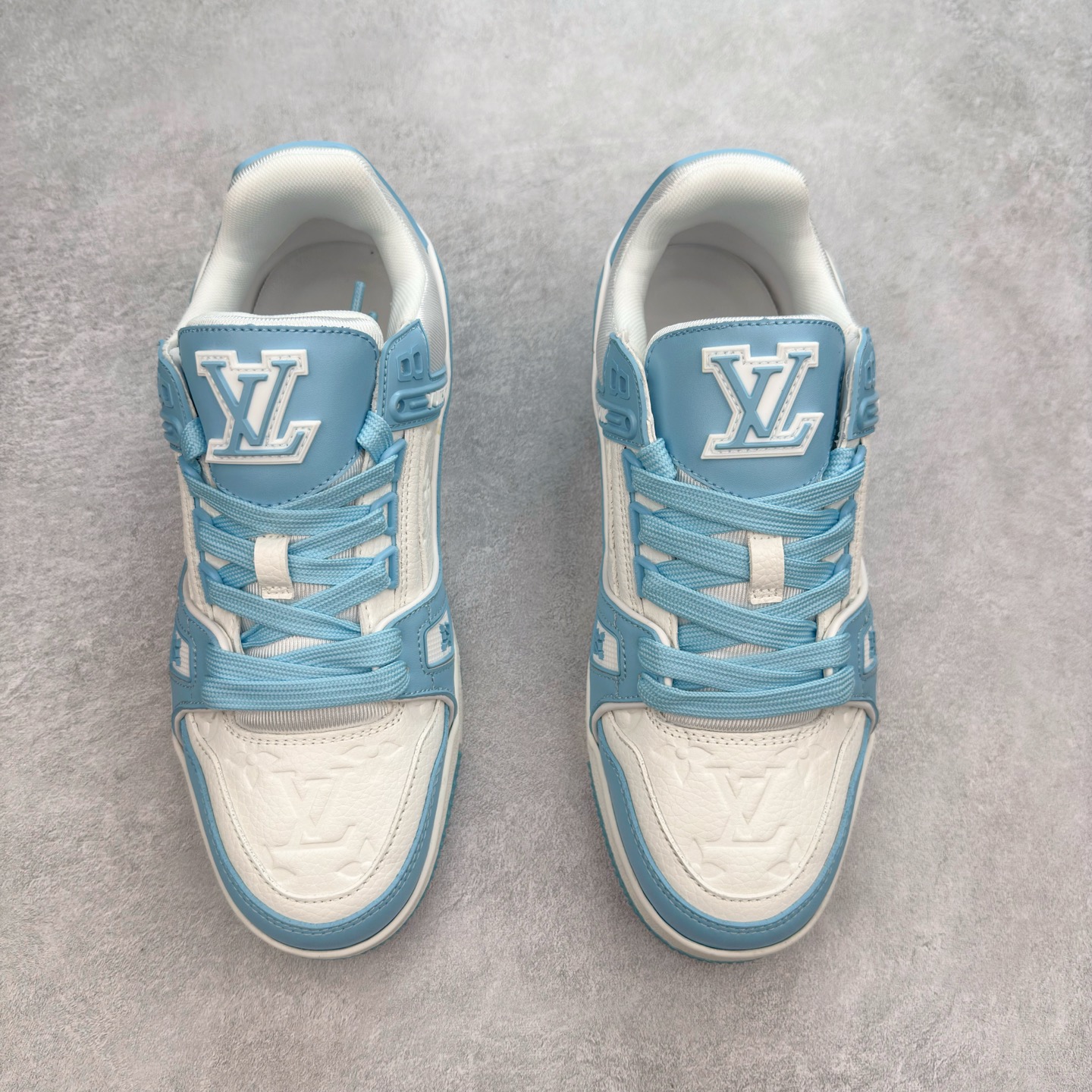 图片[2]-＃TG Louis Vuitton Trainer lv时装走秀运动鞋板鞋 纯白 老外外贸私人订单 口碑实力大厂出品 出货即市场巅峰 全套原纸板楦头开发 原汁原味 完美呈现版型 原数据独家私模大底 超高清洁度 极限压缩成本 超级跑量款式 全套原楦原纸版原鞋开模 独家磨具开发男女鞋 全网最具灵魂的版型 正确原装黄色鞋盒 正确中底印花 鞋面印花3D高频深度立体 全鞋电脑针车 紧密相连 针距密度一致 环保乳胶注塑鞋垫 厚度脚感还原原版 皮面裁剪部位 统一油边封口工艺 原装橡胶大底含胶量大底组合零偏差 专柜全套包装 防尘袋 说明书 质保卡 尺码：35 36 37 38 39 40 41 42 43 44 45-选品中心