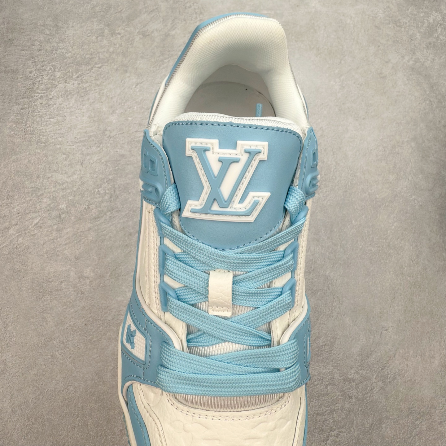 图片[5]-＃TG Louis Vuitton Trainer lv时装走秀运动鞋板鞋 纯白 老外外贸私人订单 口碑实力大厂出品 出货即市场巅峰 全套原纸板楦头开发 原汁原味 完美呈现版型 原数据独家私模大底 超高清洁度 极限压缩成本 超级跑量款式 全套原楦原纸版原鞋开模 独家磨具开发男女鞋 全网最具灵魂的版型 正确原装黄色鞋盒 正确中底印花 鞋面印花3D高频深度立体 全鞋电脑针车 紧密相连 针距密度一致 环保乳胶注塑鞋垫 厚度脚感还原原版 皮面裁剪部位 统一油边封口工艺 原装橡胶大底含胶量大底组合零偏差 专柜全套包装 防尘袋 说明书 质保卡 尺码：35 36 37 38 39 40 41 42 43 44 45-选品中心