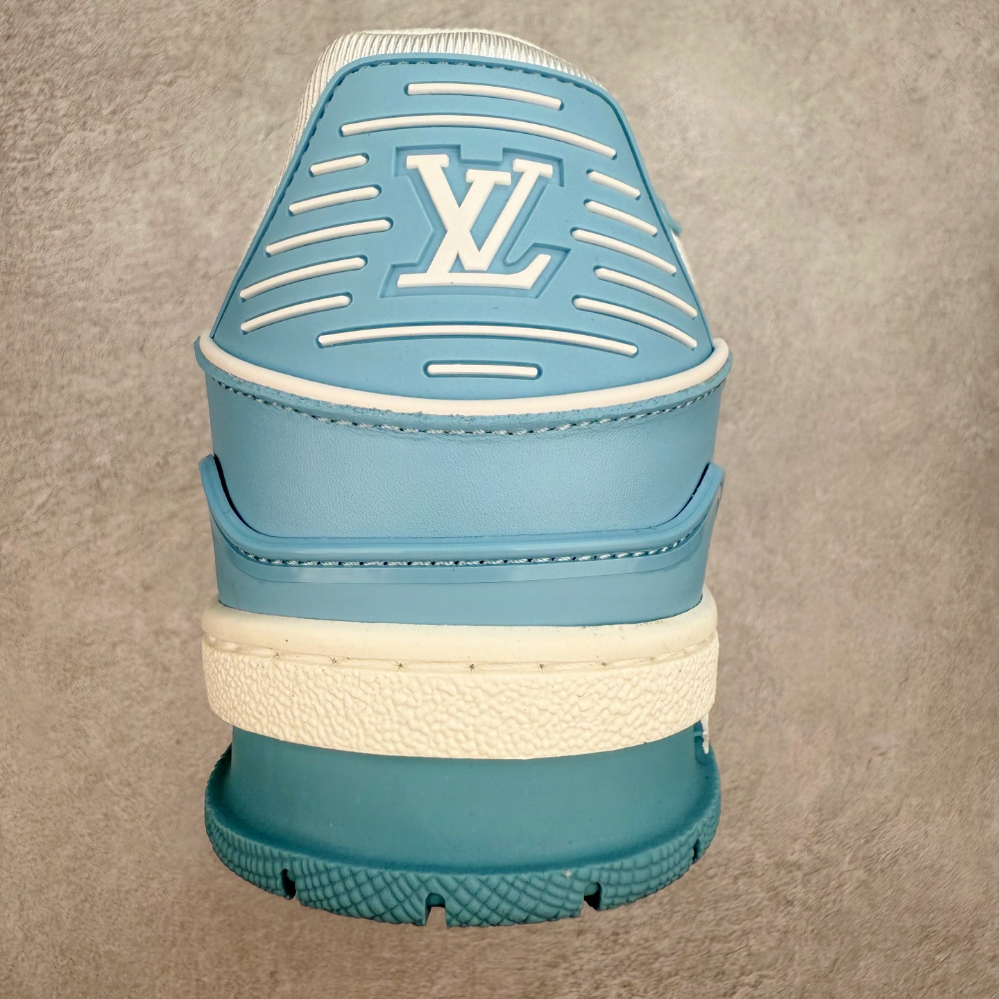 图片[8]-＃TG Louis Vuitton Trainer lv时装走秀运动鞋板鞋 纯白 老外外贸私人订单 口碑实力大厂出品 出货即市场巅峰 全套原纸板楦头开发 原汁原味 完美呈现版型 原数据独家私模大底 超高清洁度 极限压缩成本 超级跑量款式 全套原楦原纸版原鞋开模 独家磨具开发男女鞋 全网最具灵魂的版型 正确原装黄色鞋盒 正确中底印花 鞋面印花3D高频深度立体 全鞋电脑针车 紧密相连 针距密度一致 环保乳胶注塑鞋垫 厚度脚感还原原版 皮面裁剪部位 统一油边封口工艺 原装橡胶大底含胶量大底组合零偏差 专柜全套包装 防尘袋 说明书 质保卡 尺码：35 36 37 38 39 40 41 42 43 44 45-选品中心