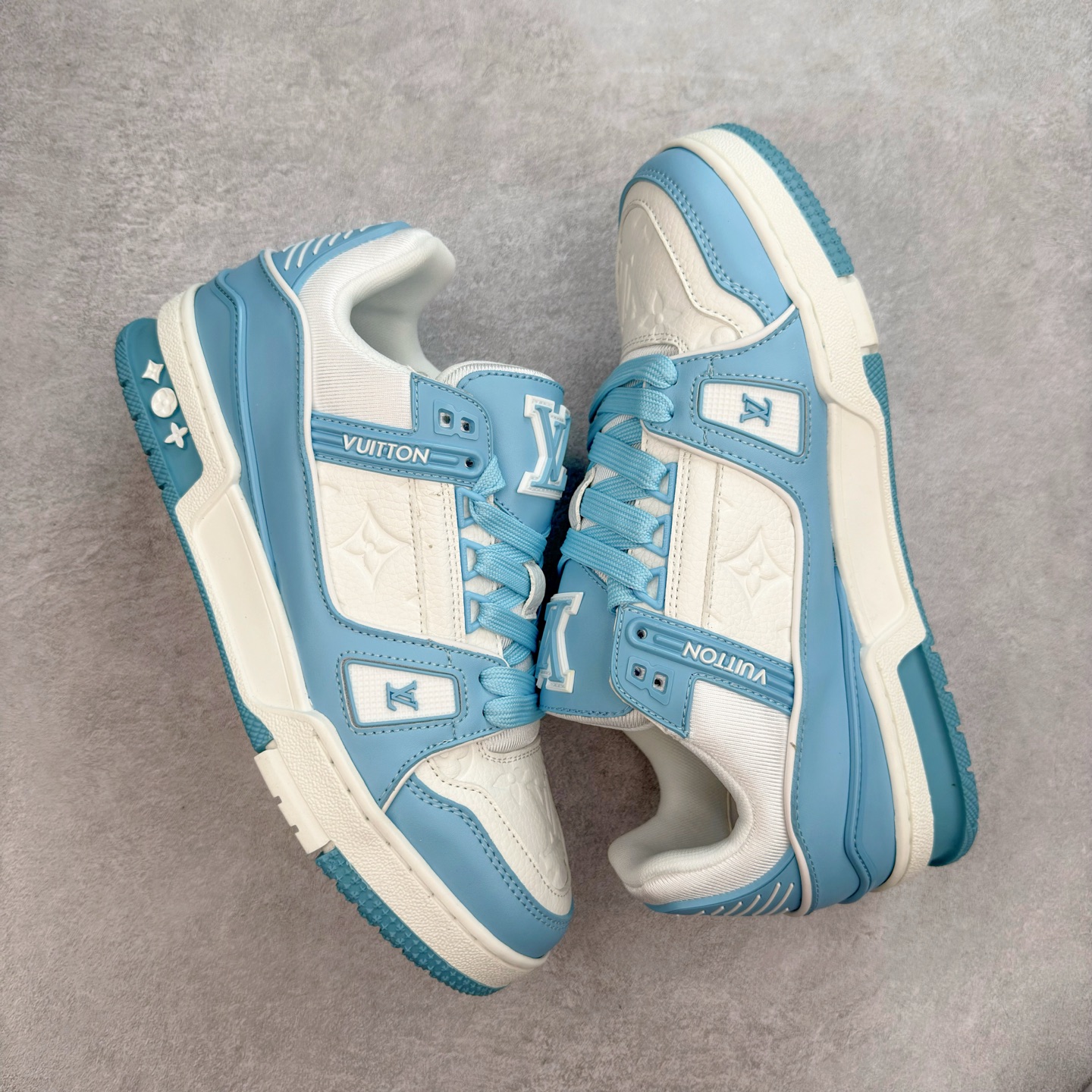 图片[3]-＃TG Louis Vuitton Trainer lv时装走秀运动鞋板鞋 纯白 老外外贸私人订单 口碑实力大厂出品 出货即市场巅峰 全套原纸板楦头开发 原汁原味 完美呈现版型 原数据独家私模大底 超高清洁度 极限压缩成本 超级跑量款式 全套原楦原纸版原鞋开模 独家磨具开发男女鞋 全网最具灵魂的版型 正确原装黄色鞋盒 正确中底印花 鞋面印花3D高频深度立体 全鞋电脑针车 紧密相连 针距密度一致 环保乳胶注塑鞋垫 厚度脚感还原原版 皮面裁剪部位 统一油边封口工艺 原装橡胶大底含胶量大底组合零偏差 专柜全套包装 防尘袋 说明书 质保卡 尺码：35 36 37 38 39 40 41 42 43 44 45-选品中心