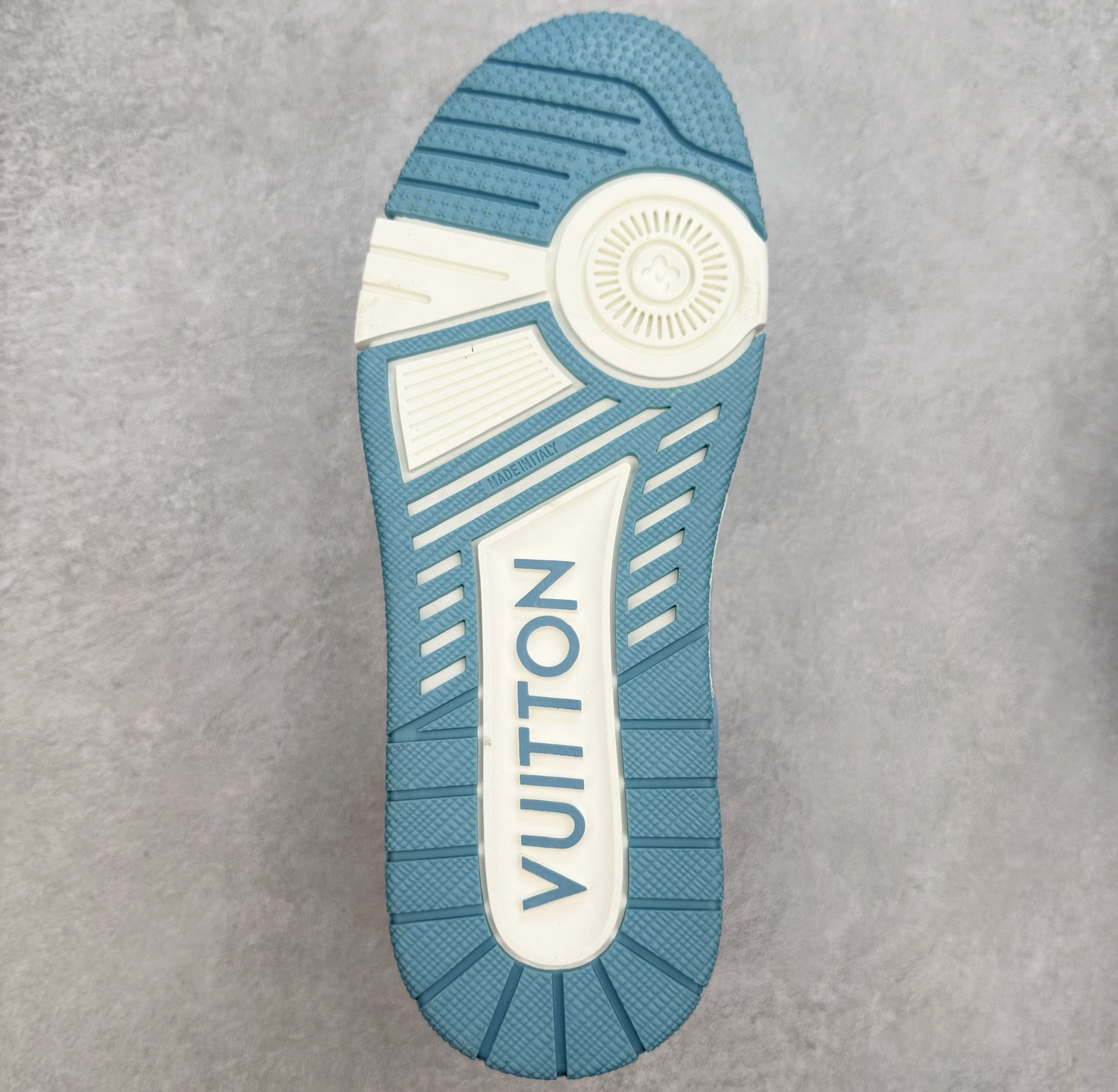 图片[9]-＃TG Louis Vuitton Trainer lv时装走秀运动鞋板鞋 纯白 老外外贸私人订单 口碑实力大厂出品 出货即市场巅峰 全套原纸板楦头开发 原汁原味 完美呈现版型 原数据独家私模大底 超高清洁度 极限压缩成本 超级跑量款式 全套原楦原纸版原鞋开模 独家磨具开发男女鞋 全网最具灵魂的版型 正确原装黄色鞋盒 正确中底印花 鞋面印花3D高频深度立体 全鞋电脑针车 紧密相连 针距密度一致 环保乳胶注塑鞋垫 厚度脚感还原原版 皮面裁剪部位 统一油边封口工艺 原装橡胶大底含胶量大底组合零偏差 专柜全套包装 防尘袋 说明书 质保卡 尺码：35 36 37 38 39 40 41 42 43 44 45-选品中心