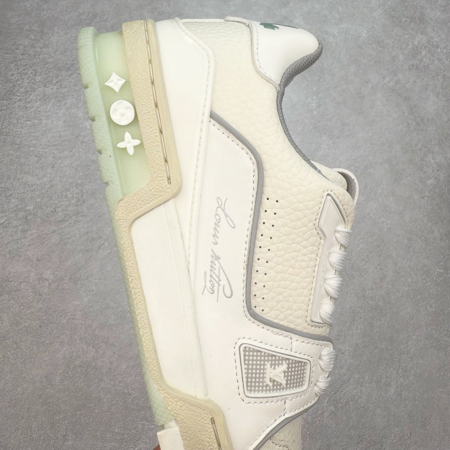 图片[6]-＃TG Louis Vuitton Trainer lv时装走秀运动鞋板鞋 纯白 老外外贸私人订单 口碑实力大厂出品 出货即市场巅峰 全套原纸板楦头开发 原汁原味 完美呈现版型 原数据独家私模大底 超高清洁度 极限压缩成本 超级跑量款式 全套原楦原纸版原鞋开模 独家磨具开发男女鞋 全网最具灵魂的版型 正确原装黄色鞋盒 正确中底印花 鞋面印花3D高频深度立体 全鞋电脑针车 紧密相连 针距密度一致 环保乳胶注塑鞋垫 厚度脚感还原原版 皮面裁剪部位 统一油边封口工艺 原装橡胶大底含胶量大底组合零偏差 专柜全套包装 防尘袋 说明书 质保卡 尺码：35 36 37 38 39 40 41 42 43 44 45-选品中心