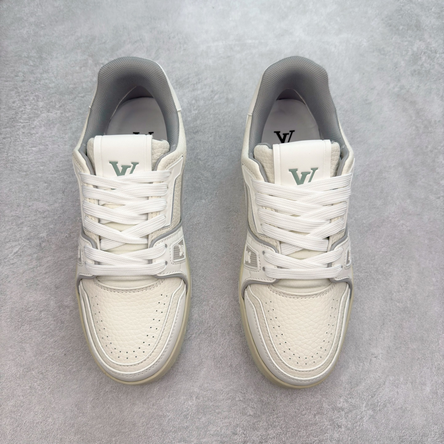 图片[2]-＃TG Louis Vuitton Trainer lv时装走秀运动鞋板鞋 纯白 老外外贸私人订单 口碑实力大厂出品 出货即市场巅峰 全套原纸板楦头开发 原汁原味 完美呈现版型 原数据独家私模大底 超高清洁度 极限压缩成本 超级跑量款式 全套原楦原纸版原鞋开模 独家磨具开发男女鞋 全网最具灵魂的版型 正确原装黄色鞋盒 正确中底印花 鞋面印花3D高频深度立体 全鞋电脑针车 紧密相连 针距密度一致 环保乳胶注塑鞋垫 厚度脚感还原原版 皮面裁剪部位 统一油边封口工艺 原装橡胶大底含胶量大底组合零偏差 专柜全套包装 防尘袋 说明书 质保卡 尺码：35 36 37 38 39 40 41 42 43 44 45-选品中心