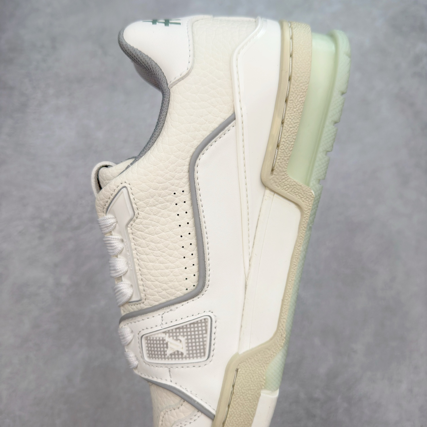 图片[7]-＃TG Louis Vuitton Trainer lv时装走秀运动鞋板鞋 纯白 老外外贸私人订单 口碑实力大厂出品 出货即市场巅峰 全套原纸板楦头开发 原汁原味 完美呈现版型 原数据独家私模大底 超高清洁度 极限压缩成本 超级跑量款式 全套原楦原纸版原鞋开模 独家磨具开发男女鞋 全网最具灵魂的版型 正确原装黄色鞋盒 正确中底印花 鞋面印花3D高频深度立体 全鞋电脑针车 紧密相连 针距密度一致 环保乳胶注塑鞋垫 厚度脚感还原原版 皮面裁剪部位 统一油边封口工艺 原装橡胶大底含胶量大底组合零偏差 专柜全套包装 防尘袋 说明书 质保卡 尺码：35 36 37 38 39 40 41 42 43 44 45-选品中心