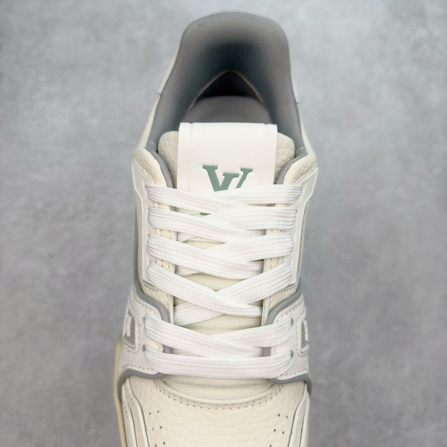 图片[5]-＃TG Louis Vuitton Trainer lv时装走秀运动鞋板鞋 纯白 老外外贸私人订单 口碑实力大厂出品 出货即市场巅峰 全套原纸板楦头开发 原汁原味 完美呈现版型 原数据独家私模大底 超高清洁度 极限压缩成本 超级跑量款式 全套原楦原纸版原鞋开模 独家磨具开发男女鞋 全网最具灵魂的版型 正确原装黄色鞋盒 正确中底印花 鞋面印花3D高频深度立体 全鞋电脑针车 紧密相连 针距密度一致 环保乳胶注塑鞋垫 厚度脚感还原原版 皮面裁剪部位 统一油边封口工艺 原装橡胶大底含胶量大底组合零偏差 专柜全套包装 防尘袋 说明书 质保卡 尺码：35 36 37 38 39 40 41 42 43 44 45-选品中心