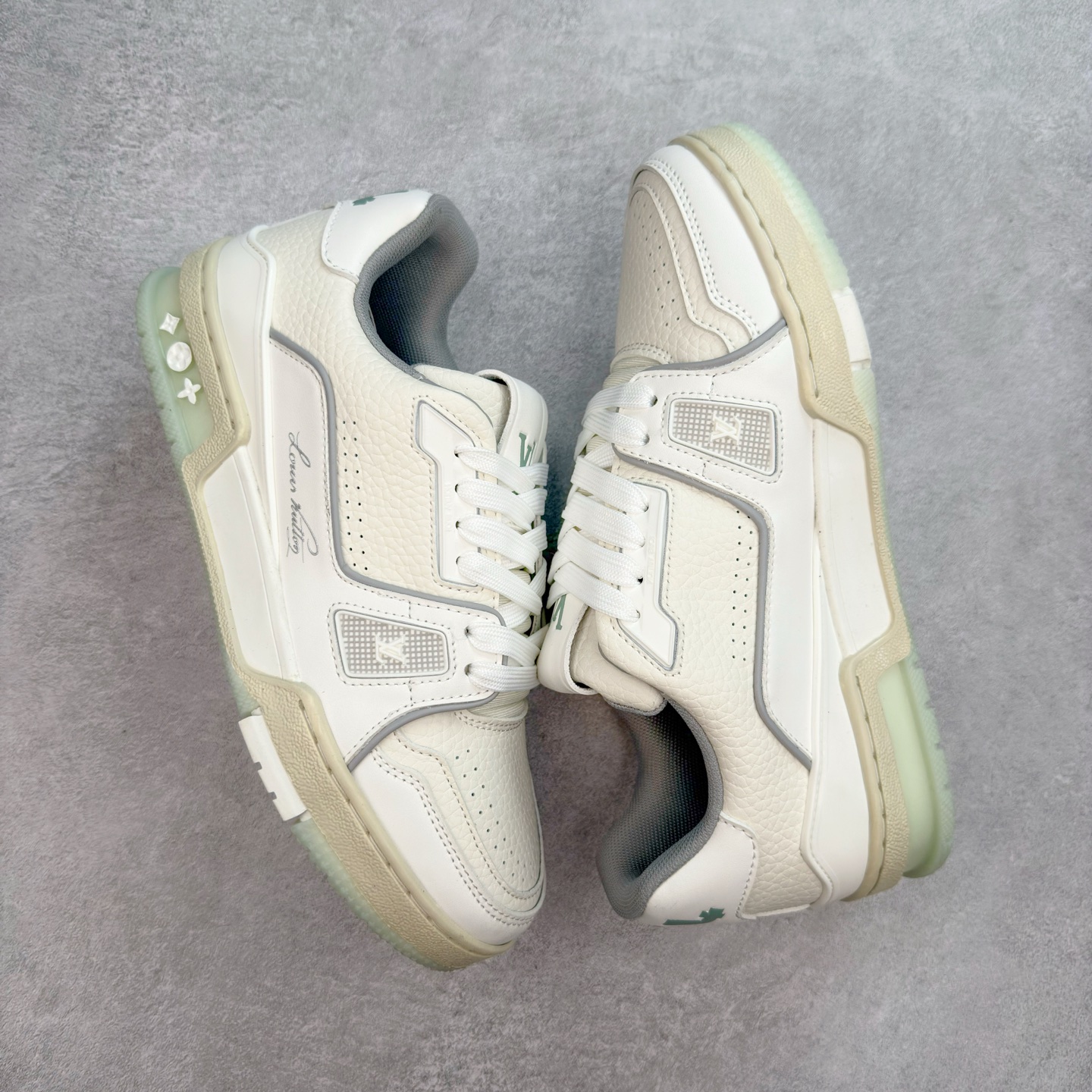 图片[3]-＃TG Louis Vuitton Trainer lv时装走秀运动鞋板鞋 纯白 老外外贸私人订单 口碑实力大厂出品 出货即市场巅峰 全套原纸板楦头开发 原汁原味 完美呈现版型 原数据独家私模大底 超高清洁度 极限压缩成本 超级跑量款式 全套原楦原纸版原鞋开模 独家磨具开发男女鞋 全网最具灵魂的版型 正确原装黄色鞋盒 正确中底印花 鞋面印花3D高频深度立体 全鞋电脑针车 紧密相连 针距密度一致 环保乳胶注塑鞋垫 厚度脚感还原原版 皮面裁剪部位 统一油边封口工艺 原装橡胶大底含胶量大底组合零偏差 专柜全套包装 防尘袋 说明书 质保卡 尺码：35 36 37 38 39 40 41 42 43 44 45-选品中心