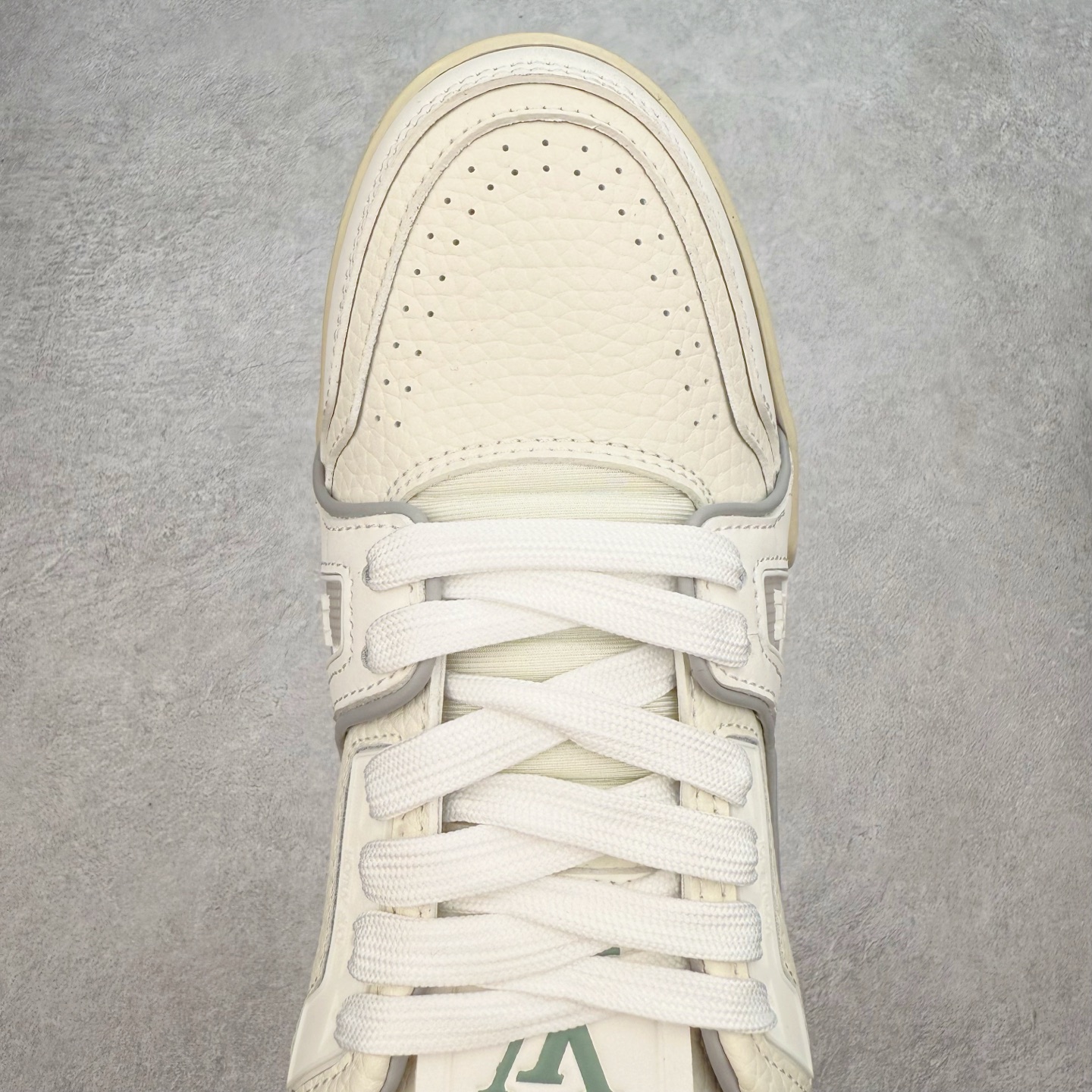 图片[4]-＃TG Louis Vuitton Trainer lv时装走秀运动鞋板鞋 纯白 老外外贸私人订单 口碑实力大厂出品 出货即市场巅峰 全套原纸板楦头开发 原汁原味 完美呈现版型 原数据独家私模大底 超高清洁度 极限压缩成本 超级跑量款式 全套原楦原纸版原鞋开模 独家磨具开发男女鞋 全网最具灵魂的版型 正确原装黄色鞋盒 正确中底印花 鞋面印花3D高频深度立体 全鞋电脑针车 紧密相连 针距密度一致 环保乳胶注塑鞋垫 厚度脚感还原原版 皮面裁剪部位 统一油边封口工艺 原装橡胶大底含胶量大底组合零偏差 专柜全套包装 防尘袋 说明书 质保卡 尺码：35 36 37 38 39 40 41 42 43 44 45-选品中心