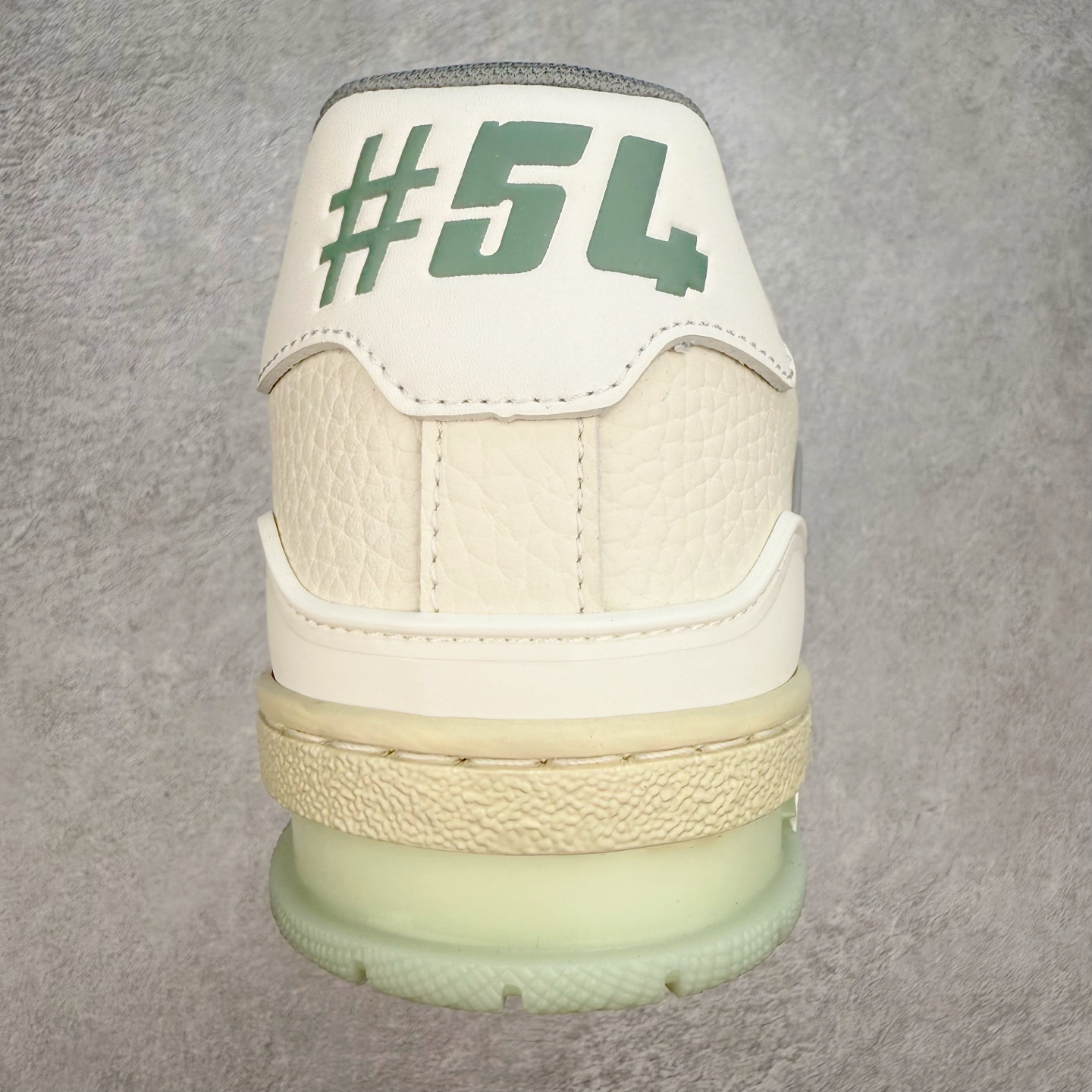 图片[8]-＃TG Louis Vuitton Trainer lv时装走秀运动鞋板鞋 纯白 老外外贸私人订单 口碑实力大厂出品 出货即市场巅峰 全套原纸板楦头开发 原汁原味 完美呈现版型 原数据独家私模大底 超高清洁度 极限压缩成本 超级跑量款式 全套原楦原纸版原鞋开模 独家磨具开发男女鞋 全网最具灵魂的版型 正确原装黄色鞋盒 正确中底印花 鞋面印花3D高频深度立体 全鞋电脑针车 紧密相连 针距密度一致 环保乳胶注塑鞋垫 厚度脚感还原原版 皮面裁剪部位 统一油边封口工艺 原装橡胶大底含胶量大底组合零偏差 专柜全套包装 防尘袋 说明书 质保卡 尺码：35 36 37 38 39 40 41 42 43 44 45-选品中心