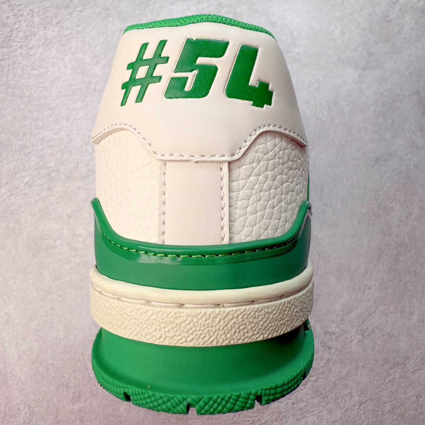 图片[8]-＃TG Louis Vuitton Trainer lv时装走秀运动鞋板鞋 纯白 老外外贸私人订单 口碑实力大厂出品 出货即市场巅峰 全套原纸板楦头开发 原汁原味 完美呈现版型 原数据独家私模大底 超高清洁度 极限压缩成本 超级跑量款式 全套原楦原纸版原鞋开模 独家磨具开发男女鞋 全网最具灵魂的版型 正确原装黄色鞋盒 正确中底印花 鞋面印花3D高频深度立体 全鞋电脑针车 紧密相连 针距密度一致 环保乳胶注塑鞋垫 厚度脚感还原原版 皮面裁剪部位 统一油边封口工艺 原装橡胶大底含胶量大底组合零偏差 专柜全套包装 防尘袋 说明书 质保卡 尺码：35 36 37 38 39 40 41 42 43 44 45-选品中心