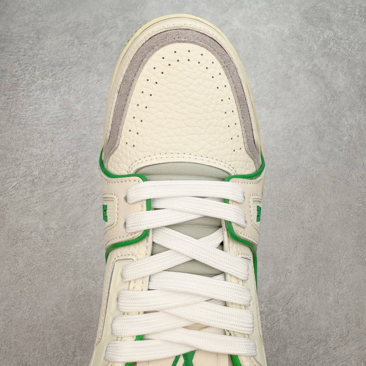 图片[4]-＃TG Louis Vuitton Trainer lv时装走秀运动鞋板鞋 纯白 老外外贸私人订单 口碑实力大厂出品 出货即市场巅峰 全套原纸板楦头开发 原汁原味 完美呈现版型 原数据独家私模大底 超高清洁度 极限压缩成本 超级跑量款式 全套原楦原纸版原鞋开模 独家磨具开发男女鞋 全网最具灵魂的版型 正确原装黄色鞋盒 正确中底印花 鞋面印花3D高频深度立体 全鞋电脑针车 紧密相连 针距密度一致 环保乳胶注塑鞋垫 厚度脚感还原原版 皮面裁剪部位 统一油边封口工艺 原装橡胶大底含胶量大底组合零偏差 专柜全套包装 防尘袋 说明书 质保卡 尺码：35 36 37 38 39 40 41 42 43 44 45-选品中心