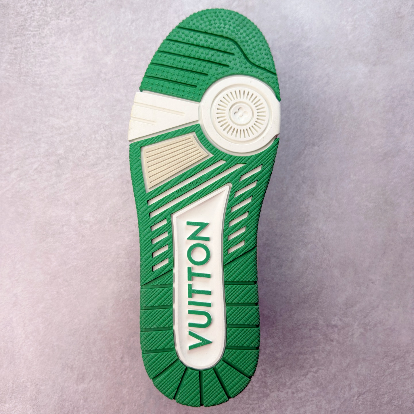 图片[9]-＃TG Louis Vuitton Trainer lv时装走秀运动鞋板鞋 纯白 老外外贸私人订单 口碑实力大厂出品 出货即市场巅峰 全套原纸板楦头开发 原汁原味 完美呈现版型 原数据独家私模大底 超高清洁度 极限压缩成本 超级跑量款式 全套原楦原纸版原鞋开模 独家磨具开发男女鞋 全网最具灵魂的版型 正确原装黄色鞋盒 正确中底印花 鞋面印花3D高频深度立体 全鞋电脑针车 紧密相连 针距密度一致 环保乳胶注塑鞋垫 厚度脚感还原原版 皮面裁剪部位 统一油边封口工艺 原装橡胶大底含胶量大底组合零偏差 专柜全套包装 防尘袋 说明书 质保卡 尺码：35 36 37 38 39 40 41 42 43 44 45-选品中心