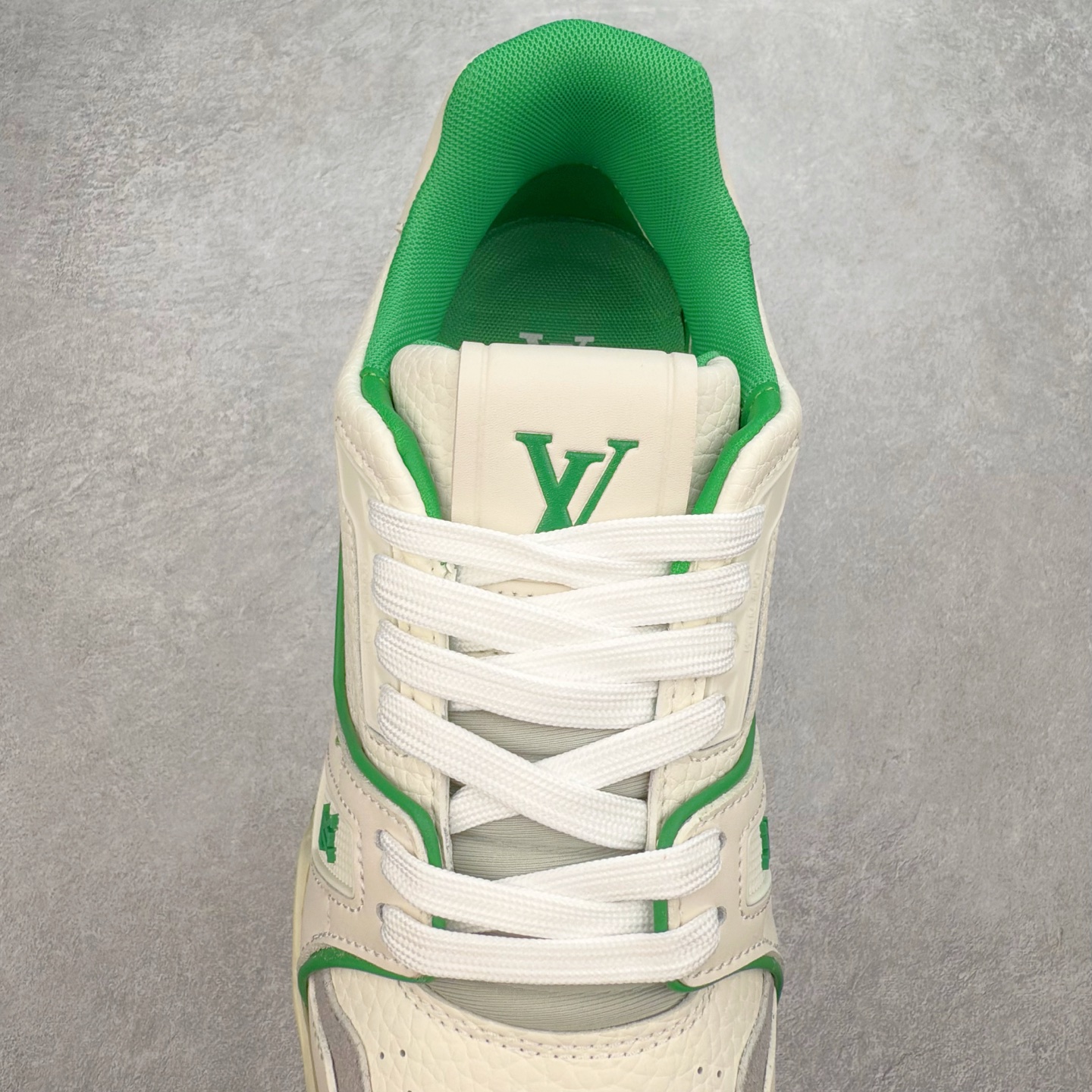 图片[5]-＃TG Louis Vuitton Trainer lv时装走秀运动鞋板鞋 纯白 老外外贸私人订单 口碑实力大厂出品 出货即市场巅峰 全套原纸板楦头开发 原汁原味 完美呈现版型 原数据独家私模大底 超高清洁度 极限压缩成本 超级跑量款式 全套原楦原纸版原鞋开模 独家磨具开发男女鞋 全网最具灵魂的版型 正确原装黄色鞋盒 正确中底印花 鞋面印花3D高频深度立体 全鞋电脑针车 紧密相连 针距密度一致 环保乳胶注塑鞋垫 厚度脚感还原原版 皮面裁剪部位 统一油边封口工艺 原装橡胶大底含胶量大底组合零偏差 专柜全套包装 防尘袋 说明书 质保卡 尺码：35 36 37 38 39 40 41 42 43 44 45-选品中心