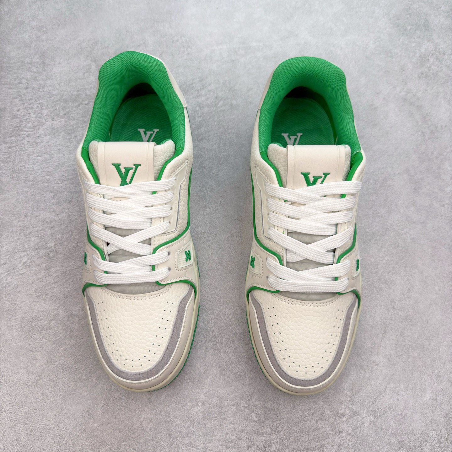 图片[2]-＃TG Louis Vuitton Trainer lv时装走秀运动鞋板鞋 纯白 老外外贸私人订单 口碑实力大厂出品 出货即市场巅峰 全套原纸板楦头开发 原汁原味 完美呈现版型 原数据独家私模大底 超高清洁度 极限压缩成本 超级跑量款式 全套原楦原纸版原鞋开模 独家磨具开发男女鞋 全网最具灵魂的版型 正确原装黄色鞋盒 正确中底印花 鞋面印花3D高频深度立体 全鞋电脑针车 紧密相连 针距密度一致 环保乳胶注塑鞋垫 厚度脚感还原原版 皮面裁剪部位 统一油边封口工艺 原装橡胶大底含胶量大底组合零偏差 专柜全套包装 防尘袋 说明书 质保卡 尺码：35 36 37 38 39 40 41 42 43 44 45-选品中心