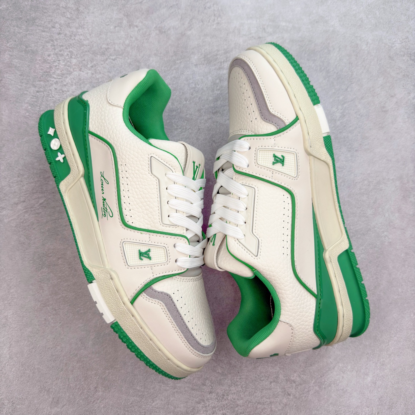 图片[3]-＃TG Louis Vuitton Trainer lv时装走秀运动鞋板鞋 纯白 老外外贸私人订单 口碑实力大厂出品 出货即市场巅峰 全套原纸板楦头开发 原汁原味 完美呈现版型 原数据独家私模大底 超高清洁度 极限压缩成本 超级跑量款式 全套原楦原纸版原鞋开模 独家磨具开发男女鞋 全网最具灵魂的版型 正确原装黄色鞋盒 正确中底印花 鞋面印花3D高频深度立体 全鞋电脑针车 紧密相连 针距密度一致 环保乳胶注塑鞋垫 厚度脚感还原原版 皮面裁剪部位 统一油边封口工艺 原装橡胶大底含胶量大底组合零偏差 专柜全套包装 防尘袋 说明书 质保卡 尺码：35 36 37 38 39 40 41 42 43 44 45-选品中心