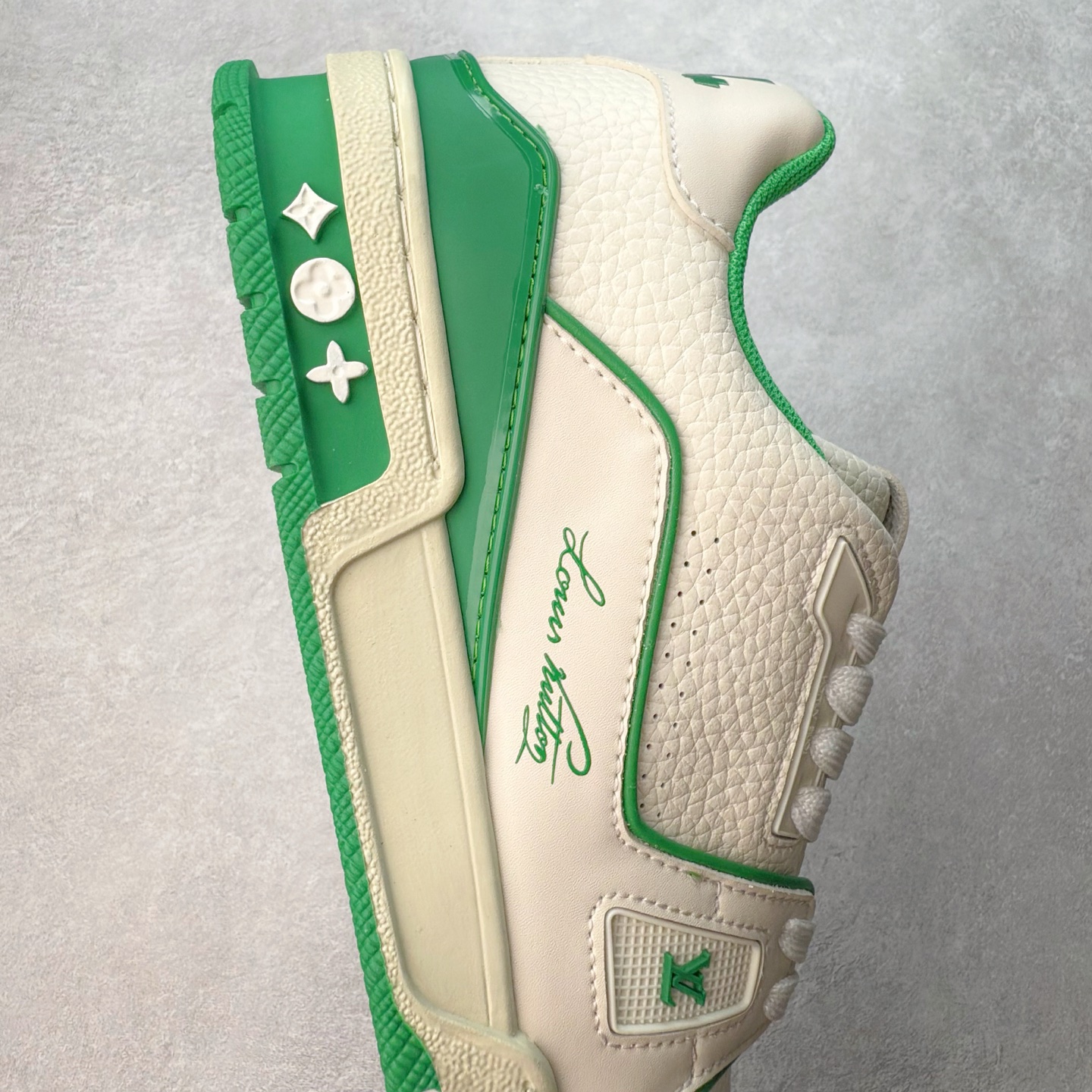 图片[6]-＃TG Louis Vuitton Trainer lv时装走秀运动鞋板鞋 纯白 老外外贸私人订单 口碑实力大厂出品 出货即市场巅峰 全套原纸板楦头开发 原汁原味 完美呈现版型 原数据独家私模大底 超高清洁度 极限压缩成本 超级跑量款式 全套原楦原纸版原鞋开模 独家磨具开发男女鞋 全网最具灵魂的版型 正确原装黄色鞋盒 正确中底印花 鞋面印花3D高频深度立体 全鞋电脑针车 紧密相连 针距密度一致 环保乳胶注塑鞋垫 厚度脚感还原原版 皮面裁剪部位 统一油边封口工艺 原装橡胶大底含胶量大底组合零偏差 专柜全套包装 防尘袋 说明书 质保卡 尺码：35 36 37 38 39 40 41 42 43 44 45-选品中心