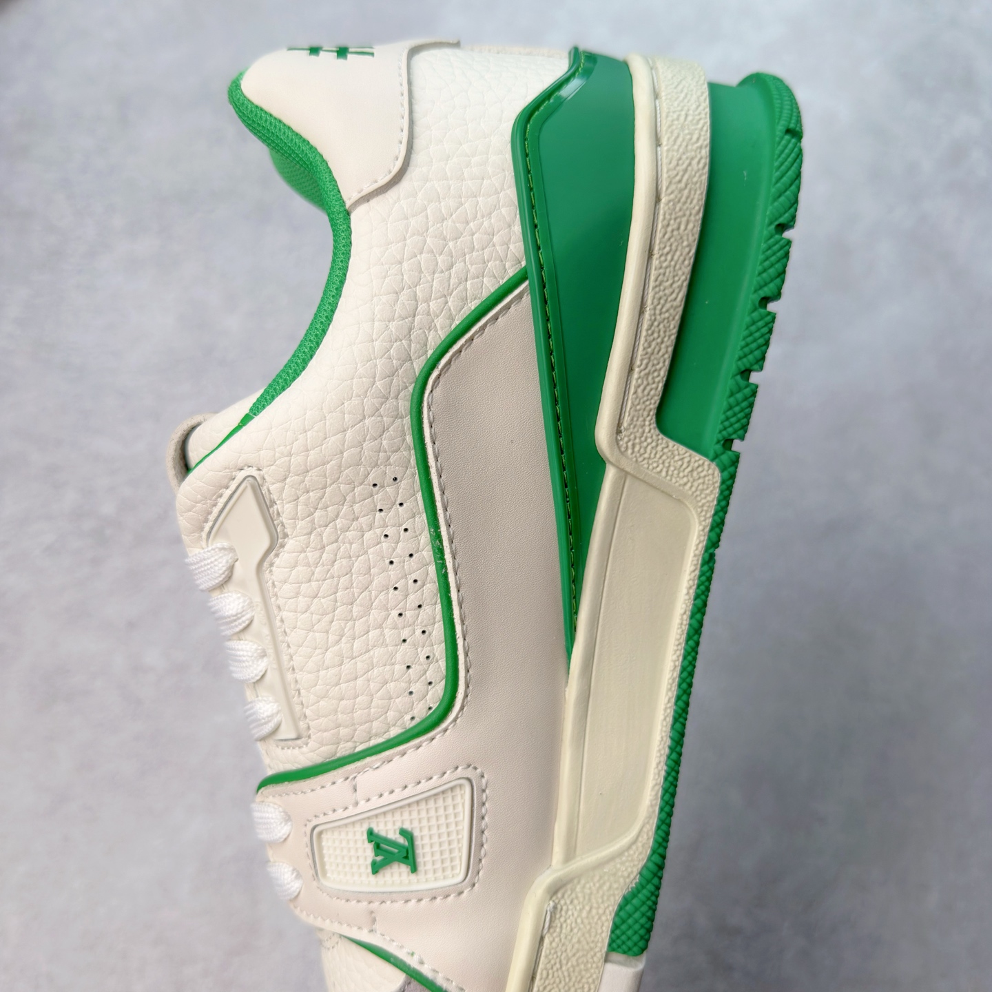 图片[7]-＃TG Louis Vuitton Trainer lv时装走秀运动鞋板鞋 纯白 老外外贸私人订单 口碑实力大厂出品 出货即市场巅峰 全套原纸板楦头开发 原汁原味 完美呈现版型 原数据独家私模大底 超高清洁度 极限压缩成本 超级跑量款式 全套原楦原纸版原鞋开模 独家磨具开发男女鞋 全网最具灵魂的版型 正确原装黄色鞋盒 正确中底印花 鞋面印花3D高频深度立体 全鞋电脑针车 紧密相连 针距密度一致 环保乳胶注塑鞋垫 厚度脚感还原原版 皮面裁剪部位 统一油边封口工艺 原装橡胶大底含胶量大底组合零偏差 专柜全套包装 防尘袋 说明书 质保卡 尺码：35 36 37 38 39 40 41 42 43 44 45-选品中心