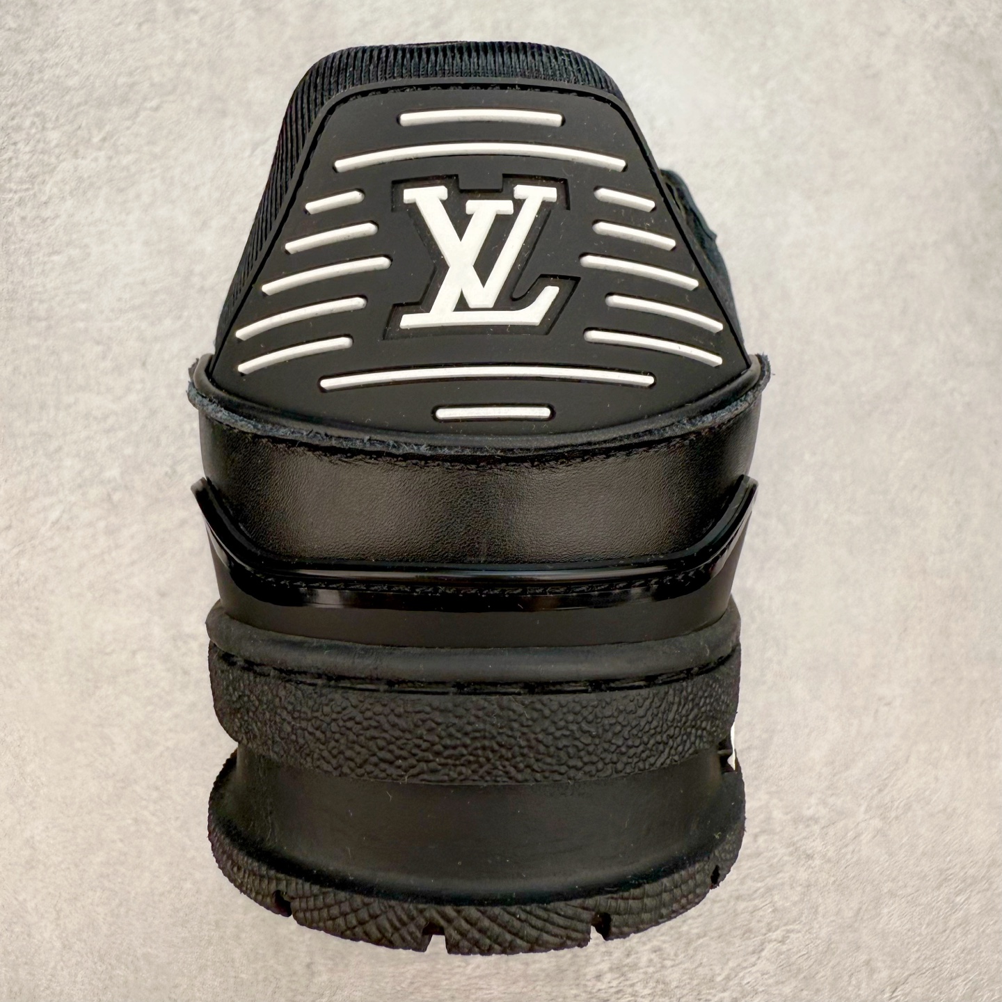 图片[8]-＃TG Louis Vuitton Trainer lv时装走秀运动鞋板鞋 纯白 老外外贸私人订单 口碑实力大厂出品 出货即市场巅峰 全套原纸板楦头开发 原汁原味 完美呈现版型 原数据独家私模大底 超高清洁度 极限压缩成本 超级跑量款式 全套原楦原纸版原鞋开模 独家磨具开发男女鞋 全网最具灵魂的版型 正确原装黄色鞋盒 正确中底印花 鞋面印花3D高频深度立体 全鞋电脑针车 紧密相连 针距密度一致 环保乳胶注塑鞋垫 厚度脚感还原原版 皮面裁剪部位 统一油边封口工艺 原装橡胶大底含胶量大底组合零偏差 专柜全套包装 防尘袋 说明书 质保卡 尺码：35 36 37 38 39 40 41 42 43 44 45-选品中心