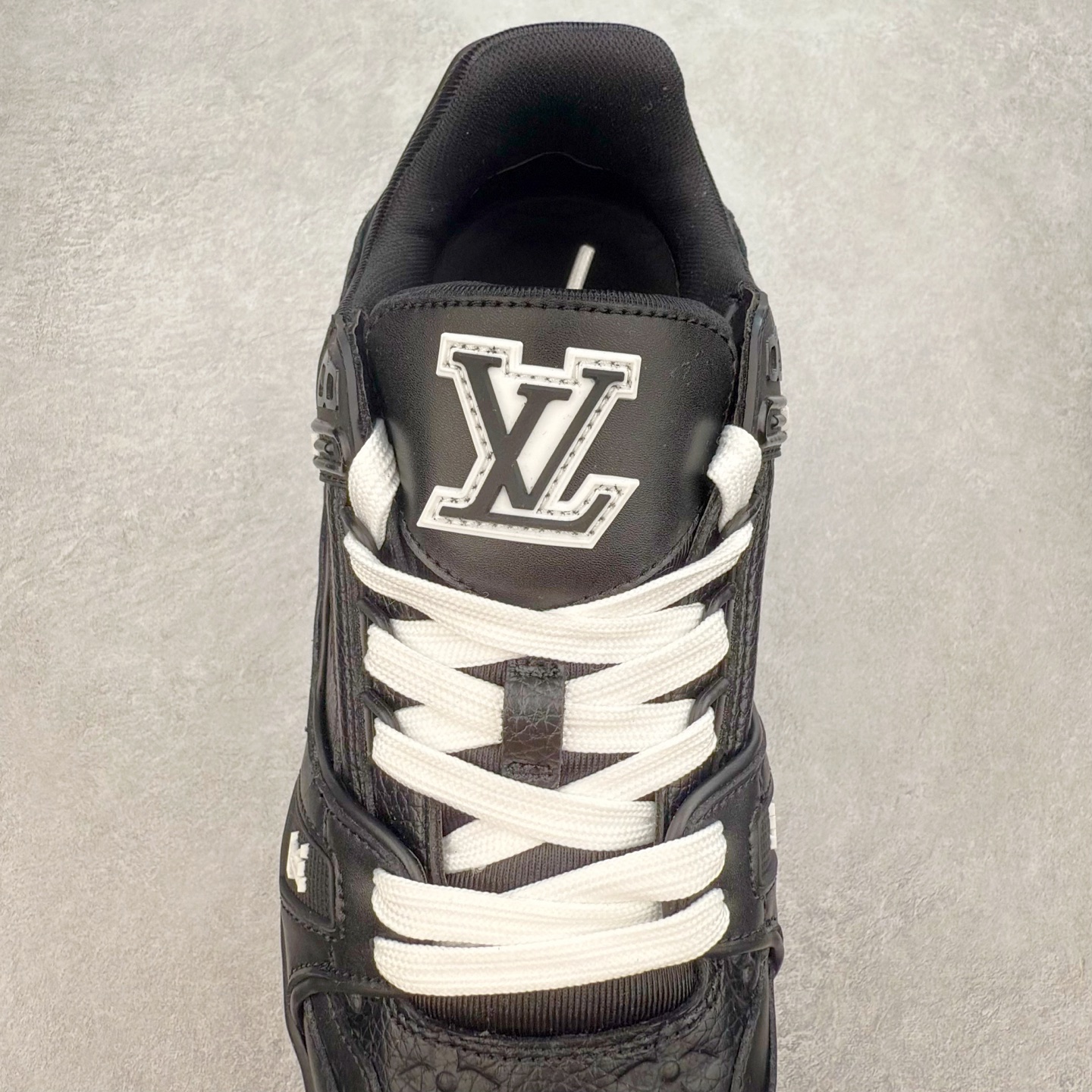 图片[5]-＃TG Louis Vuitton Trainer lv时装走秀运动鞋板鞋 纯白 老外外贸私人订单 口碑实力大厂出品 出货即市场巅峰 全套原纸板楦头开发 原汁原味 完美呈现版型 原数据独家私模大底 超高清洁度 极限压缩成本 超级跑量款式 全套原楦原纸版原鞋开模 独家磨具开发男女鞋 全网最具灵魂的版型 正确原装黄色鞋盒 正确中底印花 鞋面印花3D高频深度立体 全鞋电脑针车 紧密相连 针距密度一致 环保乳胶注塑鞋垫 厚度脚感还原原版 皮面裁剪部位 统一油边封口工艺 原装橡胶大底含胶量大底组合零偏差 专柜全套包装 防尘袋 说明书 质保卡 尺码：35 36 37 38 39 40 41 42 43 44 45-选品中心