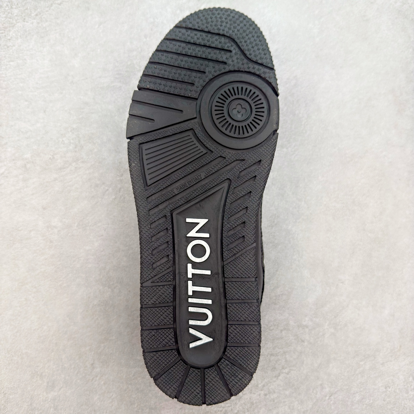 图片[9]-＃TG Louis Vuitton Trainer lv时装走秀运动鞋板鞋 纯白 老外外贸私人订单 口碑实力大厂出品 出货即市场巅峰 全套原纸板楦头开发 原汁原味 完美呈现版型 原数据独家私模大底 超高清洁度 极限压缩成本 超级跑量款式 全套原楦原纸版原鞋开模 独家磨具开发男女鞋 全网最具灵魂的版型 正确原装黄色鞋盒 正确中底印花 鞋面印花3D高频深度立体 全鞋电脑针车 紧密相连 针距密度一致 环保乳胶注塑鞋垫 厚度脚感还原原版 皮面裁剪部位 统一油边封口工艺 原装橡胶大底含胶量大底组合零偏差 专柜全套包装 防尘袋 说明书 质保卡 尺码：35 36 37 38 39 40 41 42 43 44 45-选品中心